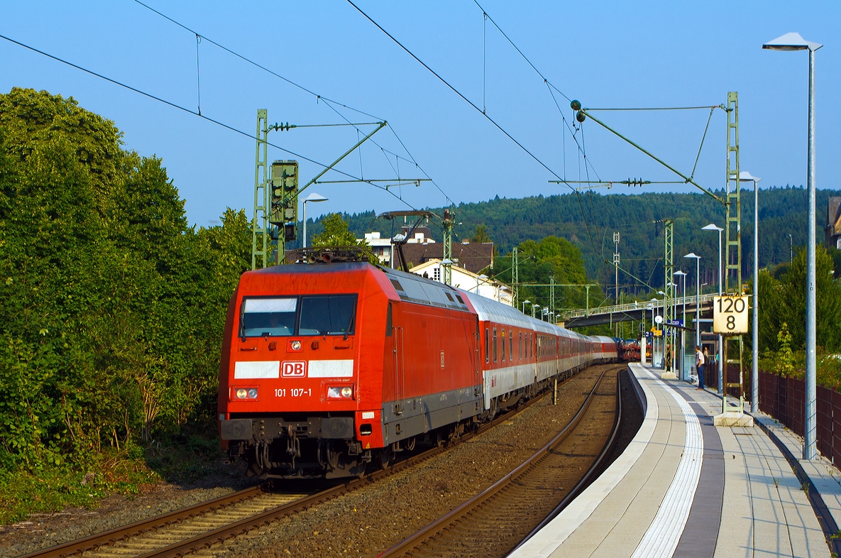 Die DB 101 107-1 mit dem DB Autozug AZ 1356 Narbonne-D�sseldorf Hbf, f�hrt am 30.08.2013 durch den Bahnhof Kirchen/Sieg. 

Der Autozug kommt aus Narbonne dies liegt an der s�dfranz�sischen Mittelmeerk�ste in der Provinz Languedoc-Roussillon. 

Die Lok wurde 1998 bei ADTRanz in Kassel unter der Fabriknummer 33217  gebaut.
