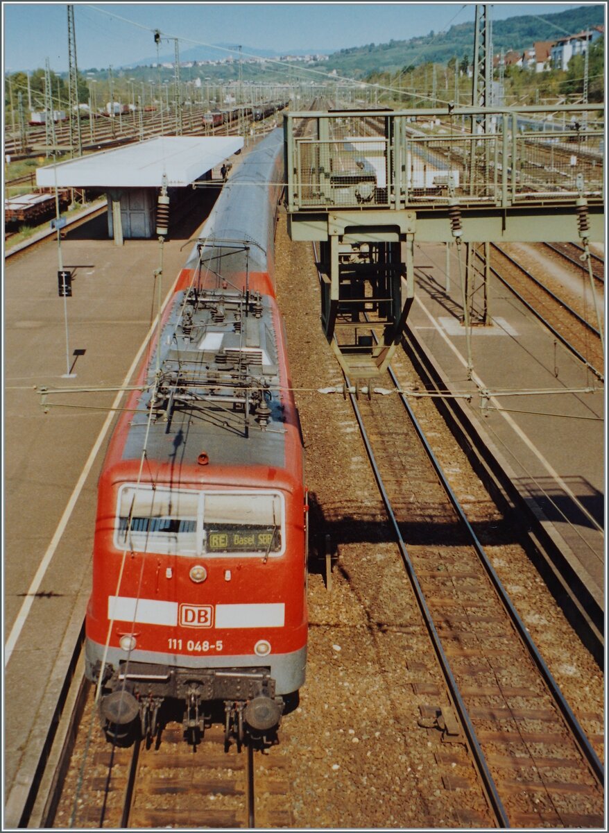 Die DB 111 048 ist in Weil am Rhein mit einem RE nach Basel unterwegs. 

Analogbild vom September 2003