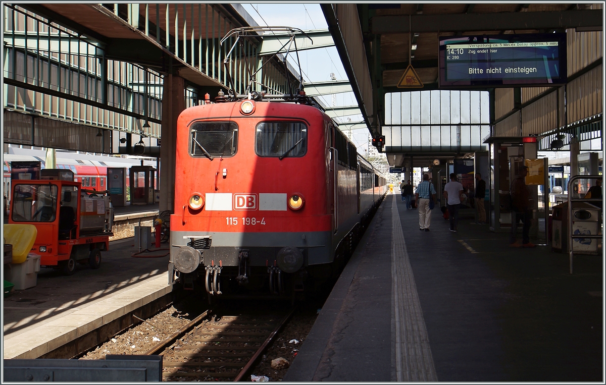 Die DB 115 198-4 (UIC N° 91 80 6 115 198-4 D-DB) ist mit ihrem IC 280 in Stuttgart Hbf (bzw. was davon noch übrig ist) eingetroffen.
11. Sept. 2015