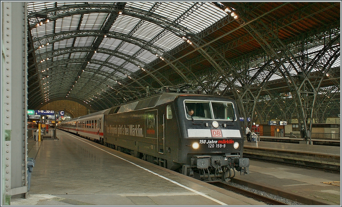 Die DB 120 159-9 in Leipzig , das  Original  rauscht übrigens deutlich weniger...
8. Nov. 2009