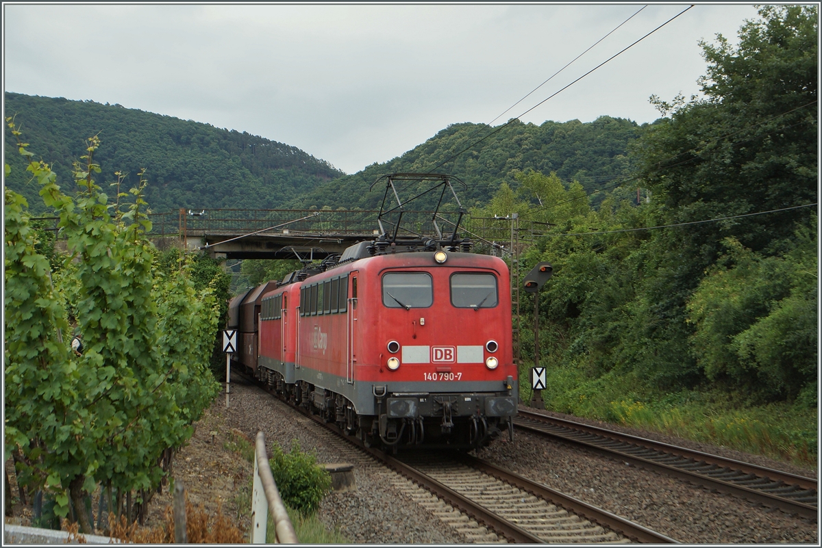 Die DB 140 790-7 und eine weiter mit einem G�terzug bei Winningen. 
20. Juni 2014