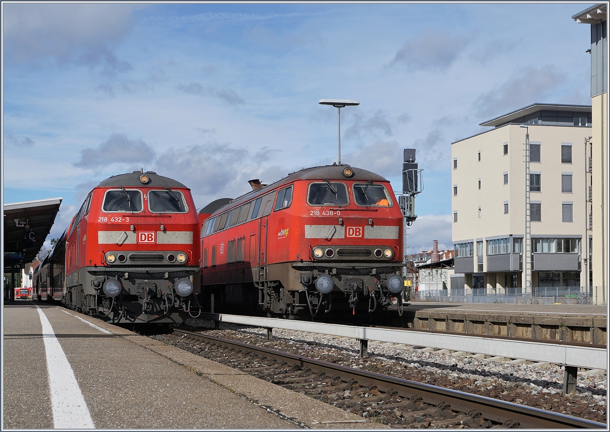 Die DB 218 432-3 und 438-0 mit ihren RE/IRE Aulendorf und Lindau in Friedrichshafen Stadtbahnhof.

16. März 2019