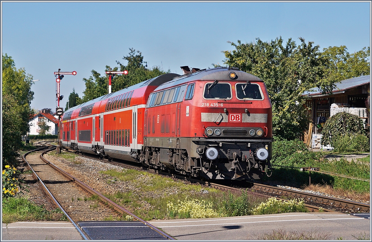 Die DB 218 435-6 erreicht mit ihrem IRE von Laupheim West nach Lindau den Bahnhof Nonnenhorn.

25. Sept. 2018