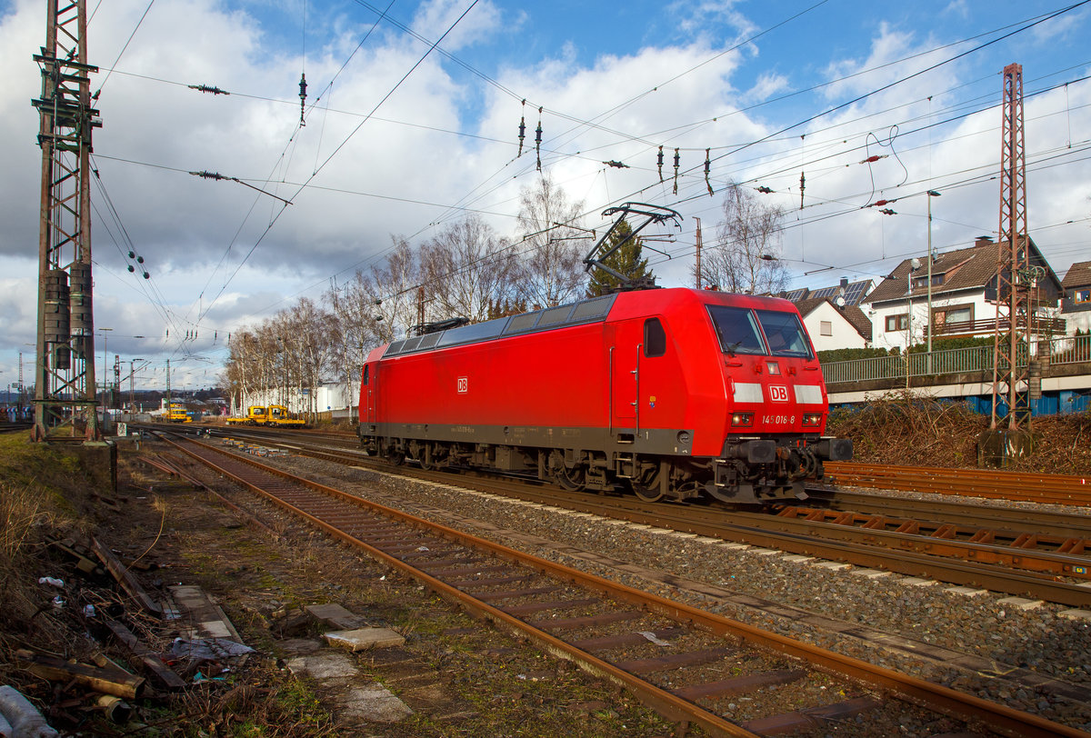 Die DB Cargo 145 018-8 (91 80 6145 018-8 D-DB) fährt am 04.02.2021 in Kreuztal von der Abstellgruppe zum Rbf. 

Die TRAXX F140 AC wurde 1999 von Adtranz in Kassel unter der Fabriknummer 33335 gebaut.
