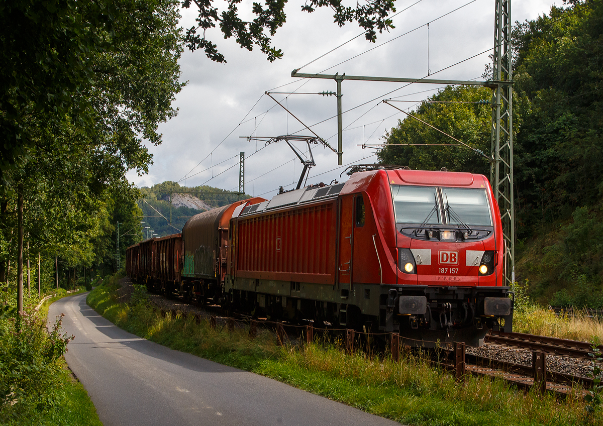 Die DB Cargo 187 157 (91 80 6187 157-3 D-DB) fährt am 26.08.2021 mit einem gemischten Güterzug bei Wissen (Sieg) über die Siegstrecke (KBS 460) in Richtung Köln.

Die Bombardier TRAXX F140 AC3 wurde 2018 von der Bombardier Transportation GmbH in Kassel unter der Fabriknummer  KAS 35472 gebaut.  Die TRAXX F140 AC3 Varianten der DB Cargo (BR 187.1) haben keine Last-Mile-Einrichtung. Die Höchstgeschwindigkeit beträgt 140km/h. Die Lokomotiven können in gemischter Mehrfachtraktion mit BR185 und BR186 eingesetzt werden.