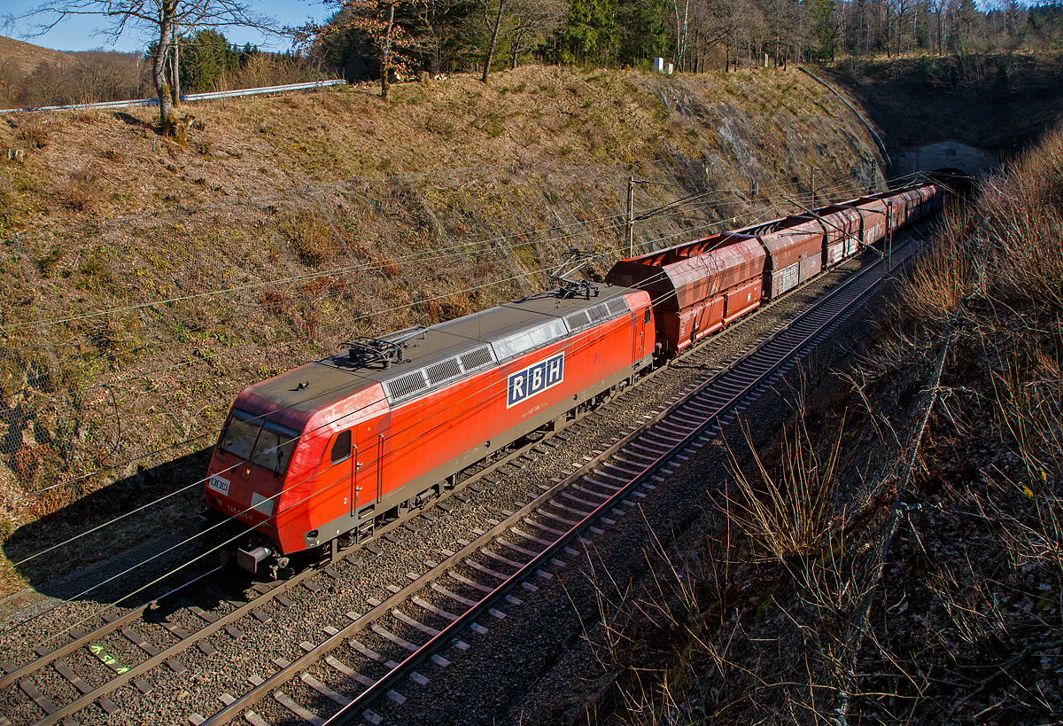 Die von der DB Cargo an die RBH (als RBH 227) vermietete 145 066-7 (91 80 6145 066-7 D-DB) hat am 07.03.2022, den 2.652 m langen Rudersdorfer Tunnel verlassen und f�hrt mit einem leeren Kohlezug auf der Dillstecke in n�rdlicher Richtung.

Die TRAXX F140 AC wurde 2000 von ADtranz (ABB Daimler-Benz Transportation GmbH) in Kassel unter der Fabriknummer 33391gebaut.
