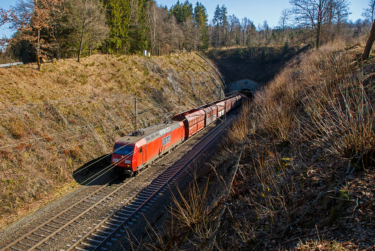 Die von der DB Cargo an die RBH (als RBH 227) vermietete 145 066-7 (91 80 6145 066-7 D-DB) hat am 07.03.2022, den 2.652 m langen Rudersdorfer Tunnel verlassen und fährt mit einem leeren Kohlezug auf der Dillstecke in nördlicher Richtung.

Die TRAXX F140 AC wurde 2000 von ADtranz (ABB Daimler-Benz Transportation GmbH) in Kassel unter der Fabriknummer 33391gebaut.
