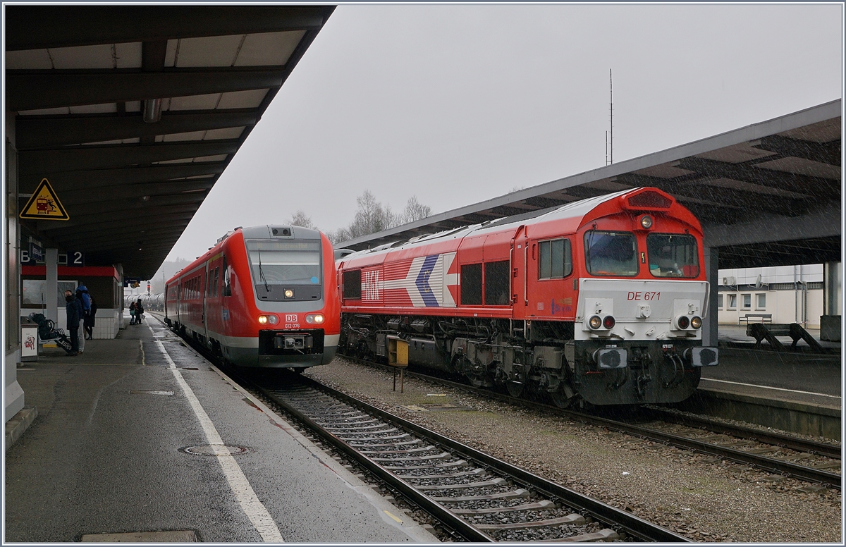 Die DE 671 (UIC 92 80 1266 071-0 D-RHC) rangiert in Kempten, während ein VT auf die Weiterfahrt wartet. 

15. März 2019