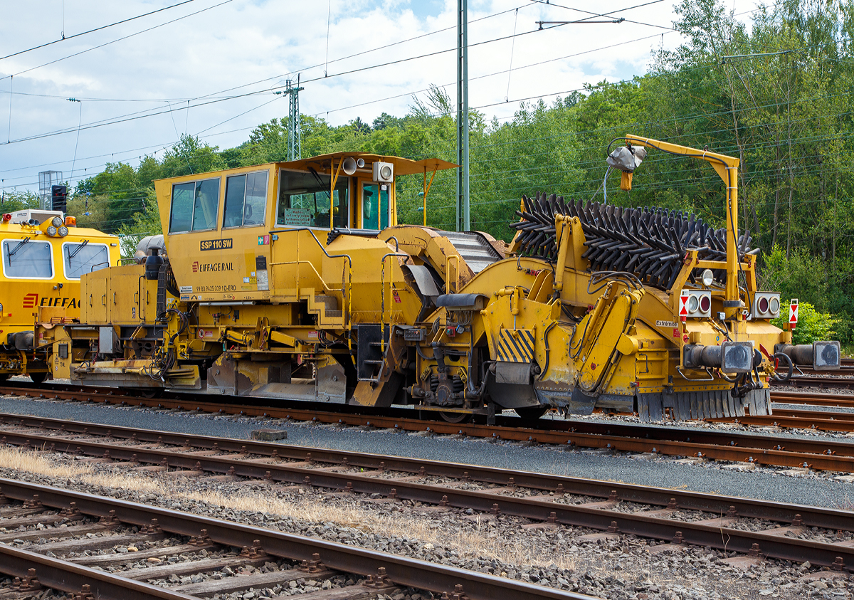
Die Deutschen Plasser  Schnell-Schotterplaniermaschine SSP 110 SW,  Schweres Nebenfahrzeug Nr. 99 80 9425 039-1 D-ERD der Eiffage Rail (NL der Eiffage Infra-Bau SE), ex  97 16 40 546 17-4 der Heitkamp GmbH Herne (später Eiffage Rail), ist am 15.06.2019 in Betzdorf (Sieg) abgestellt.

Der Schotterpflug wurde 1995 von der Deutschen Plasser unter der Fabriknummer 591 gebaut.
