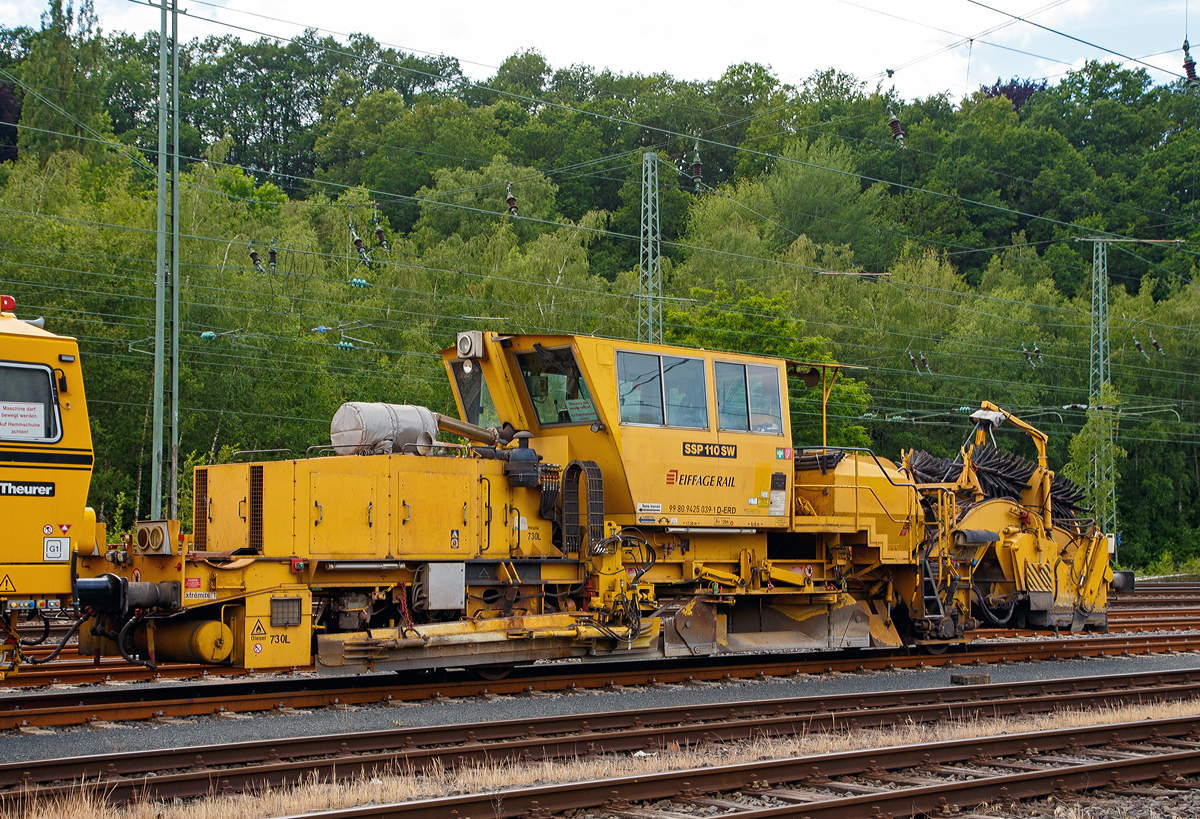 
Die Deutschen Plasser Schnell-Schotterplaniermaschine SSP 110 SW,  Schweres Nebenfahrzeug Nr. 99 80 9425 039-1 D-ERD der Eiffage Rail (NL der Eiffage Infra-Bau SE), ex  97 16 40 546 17-4 der Heitkamp GmbH Herne (später Eiffage Rail), ist am 15.06.2019 in Betzdorf (Sieg) abgestellt.

Der Schotterpflug wurde 1995 von der Deutschen Plasser unter der Fabriknummer 591 gebaut.
