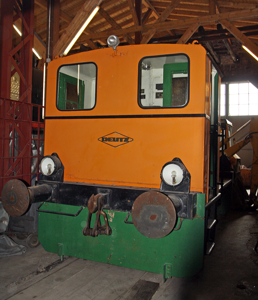 Die DEUTZ 56792 eine Deutz  Typ  A4L 514 R  eine Leihgabe an die Westerwälder Eisenbahnfreunde 44 508 e. V. steht am 18.05.2014 im Lokschuppen beim Erlebnisbahnhof Westerwald in Westerburg, hier war Museumstag.  

Die Lok wurde 1957 bei KHD unter der Fabriknummer 56792 gebaut und am 27.01.1958 an die Stadtwerke Gießen ausgeliefert.

Die Diesellokomotive der Bauart A4L 514 R wurde von der Klöckner-Humboldt-Deutz AG in Köln entwickelt und gebaut. Die für den leichten Rangierdienst vorgesehene Lokomotive verfügt über einen 55 PS starken luftgekühlten 4-Takt Dieselmotor, der die Maschine bei einem Dienstgewicht von 14 Tonnen auf die größte zulässige Geschwindigkeit von 15 Km/h beschleunigt. Die Lokomotive wurde in großer Stückzahl in unterschiedlichen Spurweiten gebaut und fand weltweite Verbreitung.