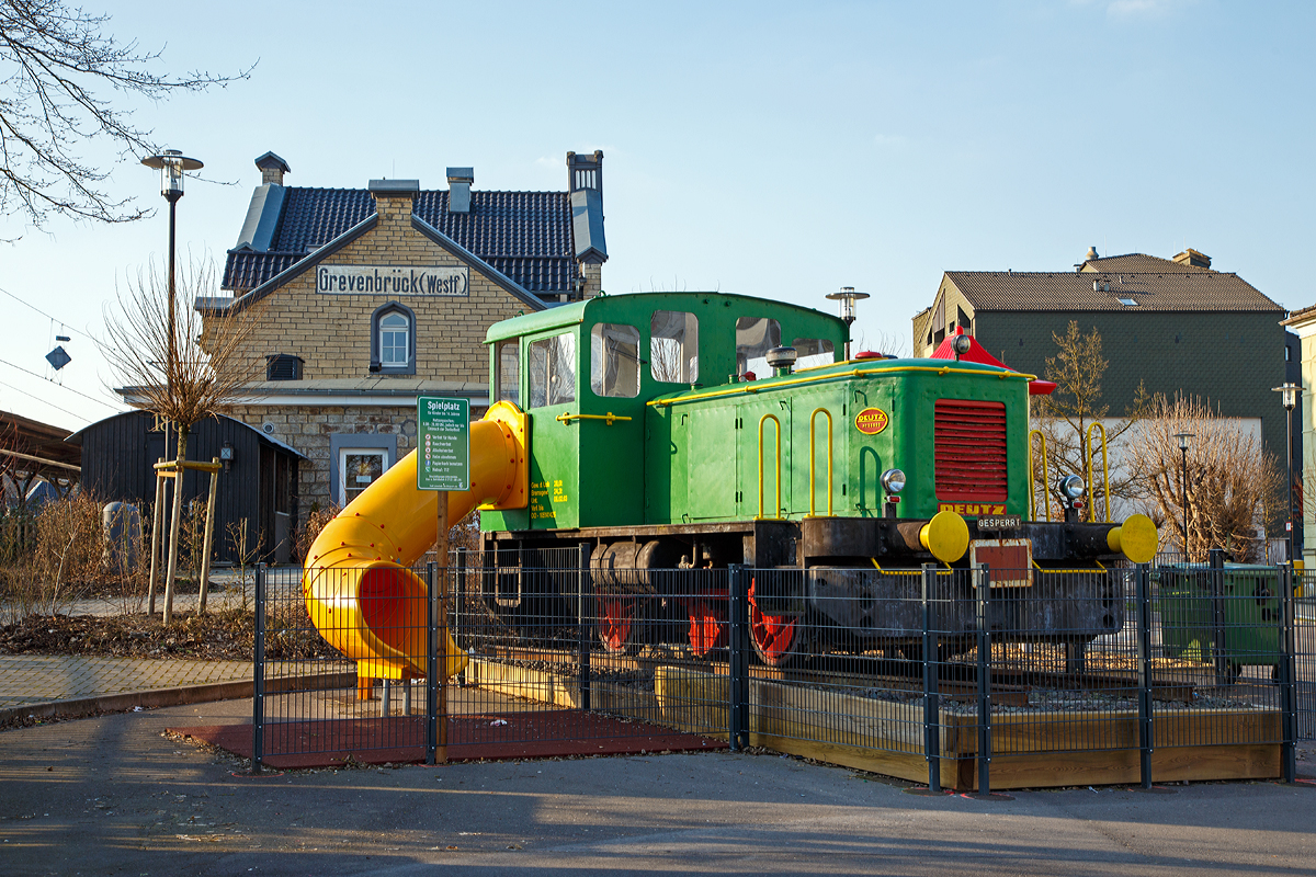 
Die Deutz N° 56580 steht nun aufgefrischt als Spielplatzlok vor dem Empfangsgebäude vom Bahnhof Grevenbrück (Westf.), hier am 27.02.2016. Im Jahr 2013 konnte ich sie noch beim Grevenbrücker Kalkwerk ablichten: 
http://hellertal.startbilder.de/bild/Deutschland~Dieselloks~_Deutz+div.+Typen/296482/die-deutz-n-56580-werkslok-der.html  Im Dezember 2014 wurde sie von der Rheinkalk Grevenbrück GmbH an die Stadt Lennestadt versenkt, von der Grevenbrück ein Stadtteil ist. Nun hat die Lok hier eine neue Verwendung gefunden.

Die normalspurige Lok vom Typ Deutz A12L 614 R wurde 1957 von Deutz unter der Fabriknummer 56580 gebaut und an Albert Sonnenberg GmbH in Düsseldorf geliefert. 1974 ging sie über einen Händler an Union Deutsche Lebensmittelwerke GmbH, Werk Fettraffinerie Brake (Brake  1 ), bis sie 2003 wieder über einen Händler zum Kalkwerk kam.

Mit ca. 200 PS stellte die A12L 614 R die stärkste zweiachsige Maschine im Programm der Maschinen mit luftgekühlten Motoren dar.

TECHNISCHE DATEN:
Spurweite: 1.435 mm (Normalspur)
Achsfolge: B
Eigengewicht: 28 t
Höchstgeschwindigkeit: 30 km/h
Anfahrzugkraft: 7.000 kg (34,67 kN)
Leistung: 200 PS bei 1.800 U/min
Motor: luftgekühlter 12 Zylinder V-Motor vom Typ Deutz A12L 614
Motorhubraum: 16 Liter