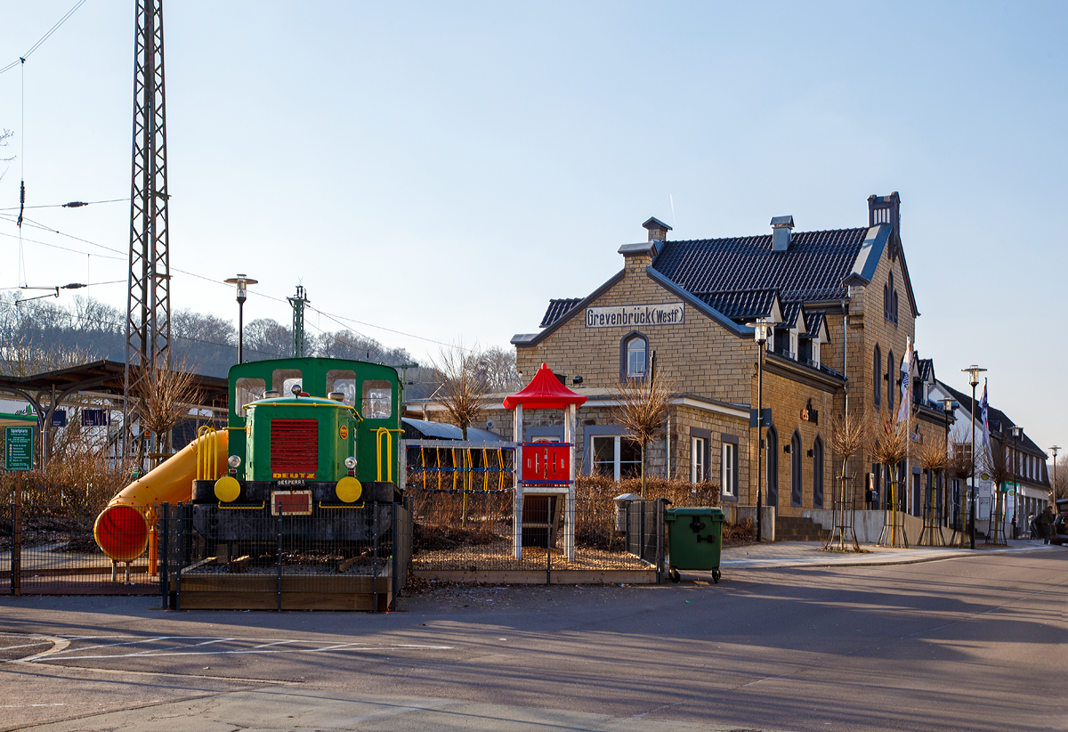 
Die Deutz N° 56580 steht nun aufgefrischt als Spielplatzlok vor dem Empfangsgebäude vom Bahnhof Grevenbrück (Westf.), hier am 27.02.2016. Im Jahr 2013 konnte ich sie noch beim Grevenbrücker Kalkwerk ablichten: 
http://hellertal.startbilder.de/bild/Deutschland~Dieselloks~_Deutz+div.+Typen/296482/die-deutz-n-56580-werkslok-der.html  Im Dezember 2014 wurde sie von der Rheinkalk Grevenbrück GmbH an die Stadt Lennestadt versenkt, von der Grevenbrück ein Stadtteil ist. Nun hat die Lok hier eine neue Verwendung gefunden.

Die normalspurige Lok vom Typ Deutz A12L 614 R wurde 1957 von Deutz unter der Fabriknummer 56580 gebaut und an Albert Sonnenberg GmbH in Düsseldorf geliefert. 1974 ging sie über einen Händler an Union Deutsche Lebensmittelwerke GmbH, Werk Fettraffinerie Brake (Brake  1 ), bis sie 2003 wieder über einen Händler zum Kalkwerk kam.

Mit ca. 200 PS stellte die A12L 614 R die stärkste zweiachsige Maschine im Programm der Maschinen mit luftgekühlten Motoren dar.

TECHNISCHE DATEN:
Spurweite: 1.435 mm (Normalspur)
Achsfolge: B
Eigengewicht: 28 t
Höchstgeschwindigkeit: 30 km/h
Anfahrzugkraft: 7.000 kg (34,67 kN)
Leistung: 200 PS bei 1.800 U/min
Motor: luftgekühlter 12 Zylinder V-Motor vom Typ Deutz A12L 614
Motorhubraum: 16 Liter
