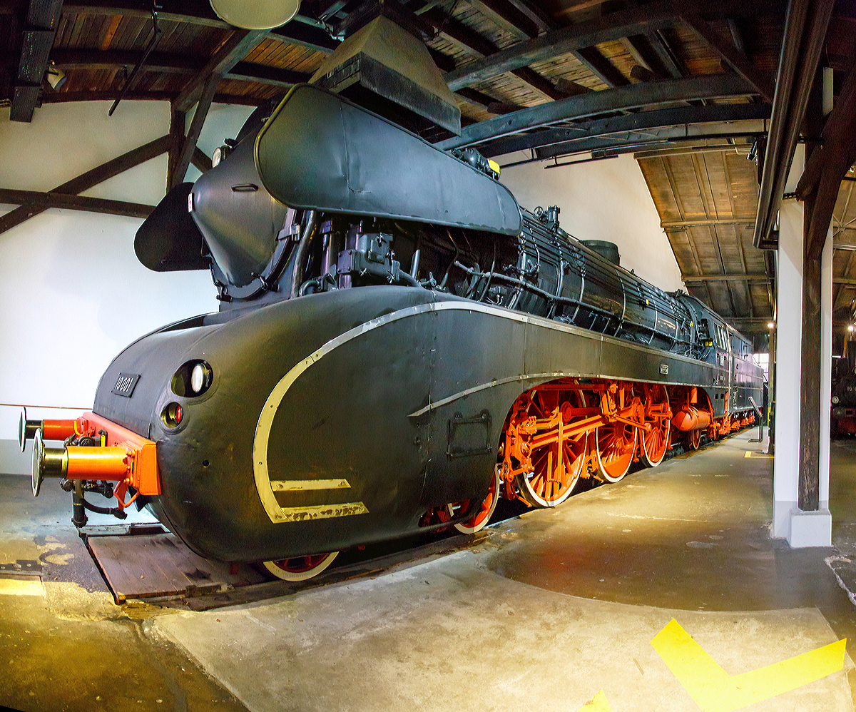 Die Dreizylinder-Schnellzug-Neubaudampflokomotive der Deutschen Bundesbahn 10 001 am 27.03.2016 Deutschen Dampflokomotiv-Museum in Neuenmarkt-Wirsberg. Hier habe ich zwei Bilder zusammengesetzt.

Die Lok wurde 1956 von Krupp in Essen unter der Fabriknummer 3351 gebaut. Beide von Krupp gebauten Probelokomotiven der Baureihe wurden 1957 an die Deutsche Bundesbahn abgeliefert und dort unter den Betriebsnummern 10 001 und 10 002 eingereiht. Die Baureihe sollte als Ersatz für die Lokomotiven der Baureihen 01, 03, 18.5 und 39 dienen. Bedingt durch die hohe Achslast von 22,4 t, war der Einsatz nur auf wenigen Strecken erlaubt. Zudem folgte der rasche Strukturwandel bei den Traktionsarten in Westdeutschland und so blieb es bei den beiden Vorauslokomotiven. Beide Loks hatten eine kegelförmige Rauchkammertür und eine Teilverkleidung, welche die Zylindergruppen vor zu starker Abkühlung und Verschmutzung schützen und gleichzeitig den Luftwiderstand herabsetzen sollte. Der vollständig geschweißte Kessel ähnelte konzeptionell dem Neubaukessel der Baureihe 01.10.

Die beiden Lokomotiven der Baureihe unterschieden sich zunächst in der Art der Feuerung. Die 10 001 war anfangs kohlegefeuert mit einer Ölzusatzfeuerung zum Ausfahren von Leistungsspitzen. Lok 10 002 hingegen erhielt gleich eine Ölhauptfeuerung, auf die die 10 001 später ebenfalls umgerüstet wurde.

Befahren durften die Lokomotiven wegen ihrer hohen Achslast nur bestimmte Hauptstrecken. Sie waren bis 1962 dem Bahnbetriebswerk Bebra zugeteilt, kamen dann zum Bw Kassel und wurden neben der Baureihe 01.10 des Bw Kassel bis zum 1967 vor Eil- und Schnellzügen von und nach Gießen eingesetzt. 

Die Baureihe 10 erfreute sich speziell beim Personal des Bw Kassel allgemeiner Beliebtheit.  Die Ausmusterung der 10 002 erfolgte nach dem Bruch einer Schieberstange im Januar 1967, die der 10 001 im Juni 1968.

Wie alle Neubaulokomotiven der Deutschen Bundesbahn erhielt auch die Baureihe 10 einen vollständig geschweißten Blechrahmen (Blechstärke: 25 mm).
Der neu konstruierte Tender der Bauart 2'2' T 40 wurde als selbsttragende Schweißkonstruktion ausgeführt.
Der vollständig geschweißte Kessel aus der Stahlsorte St 34 (bezüglich Stehkessel und Langkesselwände aus der Stahlsorte H I A) erhielt eine Feuerbüchse aus IZ II Stahl mit Verbrennungskammer. Zur Kesselspeisung wurden eine nichtsaugende Dampfstrahlpumpe und eine Kolbenspeisepumpe mit Mischvorwärmer Bauart Heinl montiert.

Die Lokomotiven hatten je ein Dreizylinder-Heißdampf-Triebwerk mit einfacher Dampfdehnung. Sämtliche Achs- und Stangenlager wurden mit Wälzlagern ausgestattet. Die innere Treibstange der 10 001 erhielt Gleitlager. Bei der 10 002 hingegen wurde auch die innere Treibstange wälzgelagert, hierzu wurde eine zusammengesetzte Kropfachse verwendet.

Das Leistungsprogramm der Lokomotiven sah die Beförderung eines D-Zuges mit einer Wagenzugmasse von 300 t in der Ebene mit 140 km/h vor. Die indizierte Leistung der Lokomotive ist 2.500 PS (entsprechend 1.839 kW) angegeben, somit war die BR 10 die stärkste deutsche Schnellzugdampflok.
Die Baureihe 10 erzielte einen sehr niedrigen Bestwert im spezifischen Dampfverbrauch von 5,4 kg/PSh. Mit diesem Dampfverbrauchswert für die induzierte Leistung unterschritten die Lokomotiven der Baureihe den sehr günstigen Wert der Baureihe 03 von 6,32 kg/PSh nochmals deutlich und lagen nur wenig über den Werten der Mitteldruck-Versuchslokomotiven der Baureihe 04.

Technische Daten:
Spurweite: 1.435 mm
Bauart:  2'C1' h3
Gattung: S 36.22
Länge über Puffer: 26.503 mm
Höhe: 4.550 mm
Radstand mit Tender:  22.185 mm
Gewicht Lok und Tender:   190 t
Leergewicht (Lok): 108,9 t
Dienstgewicht (Lok): 118,9 t
Radsatzfahrmasse: 22,4t
Leistung:  1.839 kW (2.500 PS)
Höchstgeschwindigkeit: 140 km/h (vorwärts ) / 90 km/h (rückwärts)  
Treibraddurchmesser: 2.000 mm
Laufraddurchmesser vorn: 1.000 mm
Laufraddurchmesser hinten: 1.000 mm
Steuerungsart: Heusinger Steuerung
Zylinderanzahl:  3
Zylinderdurchmesser:  480 mm
Kolbenhub: 720 mm
Kesselüberdruck: 18 bar
Anzahl der Heizrohre:  109
Anzahl der Rauchrohre: 44
Tender: 2'2 T 40
Brennstoffvorrat: 13,6 m³ (Schweröl)
Wasservorrat: 40 m³

Mit der Lok 10 001 und deren inzwischen verschrotteten Schwester 10 002 endete die Entwicklung der Dampfloks.