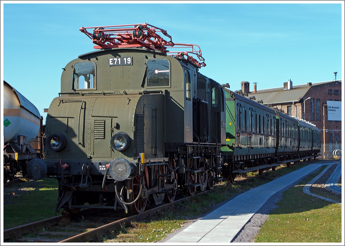 Die E 71 19, ex preußische EG 519 Halle, am 09.03.2014 im DB Museum Koblenz-Lützel.

Die E 71 19 wurde 1921 von der Allgemeine Elektricitäts-Gesellschaft (AEG) unter der Fabriknummer.  1583 gebaut und als  EG 519 Halle  an die Preußischen Staatsbahn geliefert.

Die zweimotorigen Elektrolokomotiven EG 511 bis EG 537 der Preußischen Staatsbahn waren für den Güterzugdienst konzipiert. Sie zählen zu den ersten in Deutschland eingesetzten E-Loks, die noch bis 1958 ihren Dienst erfüllten und wegen ihres Aussehens den Spitznamen Krokodil bekamen. In Baden bzw. im alemannischen Dialekt wurde sie auch  Glettiise  (Bügeleisen) genannt. Die Lokomotiven wurden 1920 in den Bestand der Deutschen Reichsbahn übernommen und erhielten 1926 die Baureihenbezeichnung E 71.1.

Die Konstruktion der Lokomotiven bestand grundlegend aus zwei Triebdrehgestellen mit halbhoch gelagerten Fahrmotoren. Beide Triebdrehgestelle sind mittels einer Kupplung beweglich miteinander verbunden. Die Kraftübertragung von den Fahrmotoren auf die Achsen erfolgte durch ein Getriebe und durch Kuppelstangen. Maschinenraum und die beiden Führerstände ruhten gemeinsam auf einem Brückenrahmen. Die Kühlung des Transformators wurde durch Transformatorenöl in einem geschlossenen Kreislauf realisiert. Beide dafür notwendigen Ölkühler waren unverkleidet auf beiden Seiten des Maschinenraums angebracht. Vom Aussehen erinnern diese stark an Lamellenheizkörper einer Zentralheizung.

Technische Daten:
Nummerierung:  bei Ablieferung: pr. EG 511 - EG 537
E 71 11 - E 71 37 (DR/DB)
Insgesamt gebaut:  27 als EG 511 - EG 537
Hersteller:  AEG
Baujahre:  1914 bis 1921
Ausmusterung:  1930 bis 1959
Achsformel:  B'B'
Spurweite:  1.435 mm (Normalspur)
Länge über Puffer:  11.600 mm
Dienstmasse:  64,9 t
Höchstgeschwindigkeit:  50 km/h (Urausführung), 65 km/h (nach Umbau 1931/1932)
Stundenleistung:  780 kW
Dauerleistung:  590 kW
Treibraddurchmesser:  1.350 mm
Stromsystem:  15 kV 16 2/3 Hz AC
Anzahl der Fahrmotoren:  2
Antrieb:  Treibstangen

