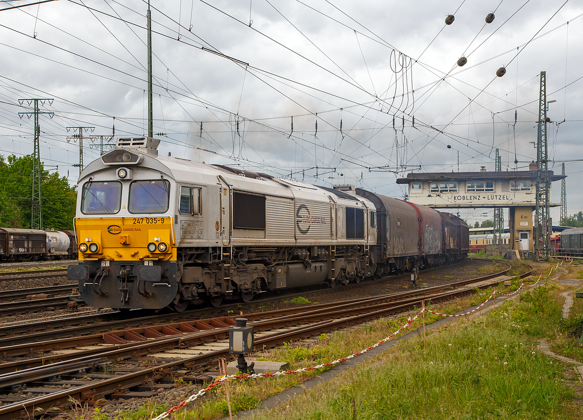 
Die Euro Cargo Rail 244 035-9 (92 80 1266 435-7 D-DB) hat am 30.04.2018 in Koblenz-Lützel einen Güterzug übernommen und beginnt nun ihre Reise. 

Die Euro Cargo Rail SAS (Paris) ist eine 100 prozentige Tochter der DB Cargo Deutschland AG.


Die General Motors EMD JT42CWRM-100 (Class 77) wurde 2008 von EMD unter der Fabriknummer 20068864-035 gebaut und an die französische DB Tochter  Euro Cargo Rail SAS (Paris) als 77035 (92 87 0077 035-9 F-ECR) geliefert, 2013 wurde sie ins deutsche Fahrzeugregister eingetragen. 

Diese dieselelektrischen Loks sind, mit einer Höchstgeschwindigkeit von 100 km/h, nicht die schnellsten, aber sie haben eine enorm hohe von Anfahrzugskraft 450 kN. 
