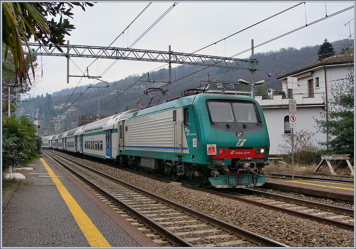 Die FS 464. 271 mit eine Doppelstockzug als Regionalzug unterwegs von Milano nach Domodssola beim Halt in Stresa.
6. Feb. 2007
