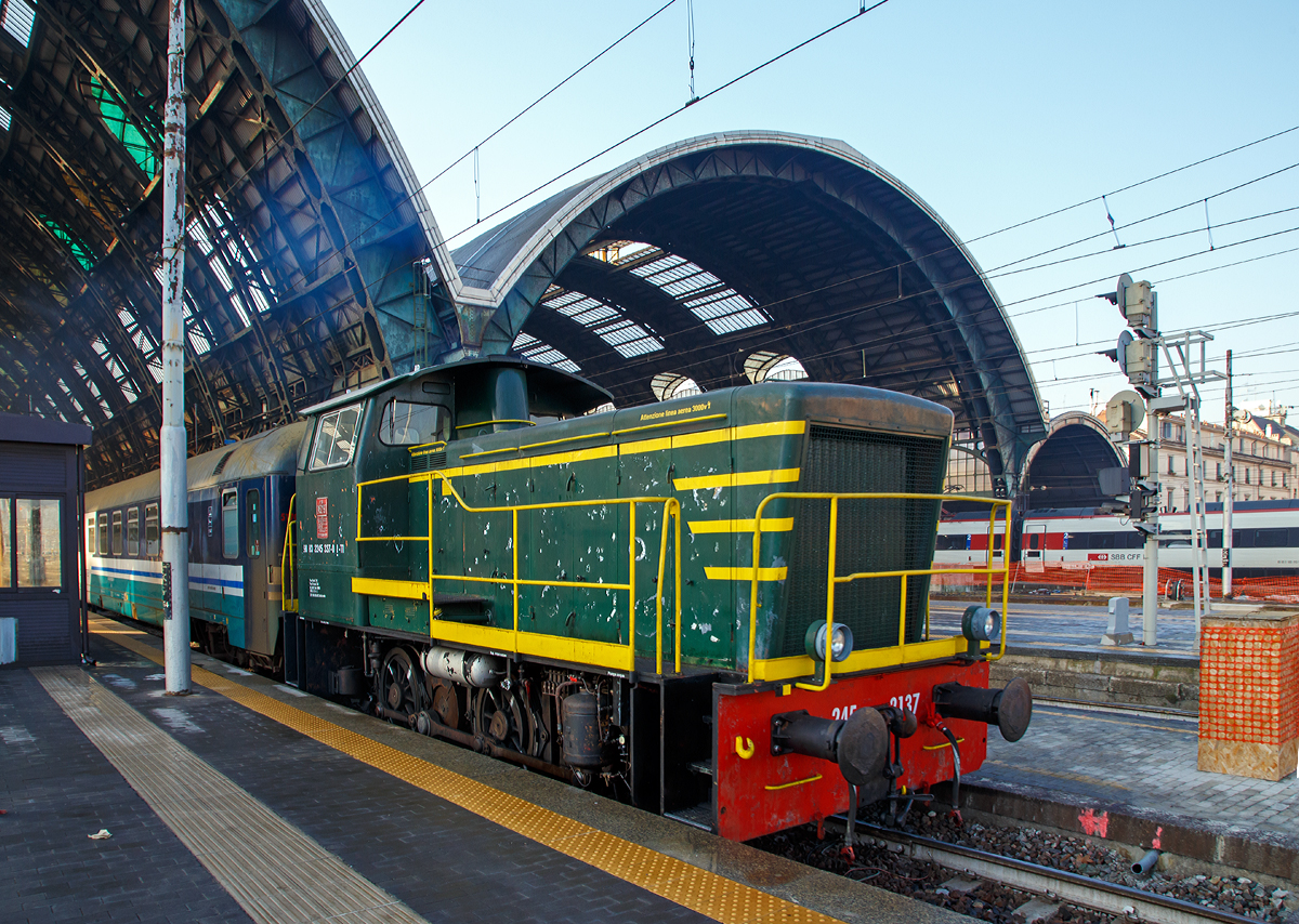 
Die FS D.245.2137 (98 83 2245 2137-0 I-TI) zieht nun am 29.12.2015 einige IC-Wagen aus dem Bahnhof Milano Centrale (Mailand Zentral). 