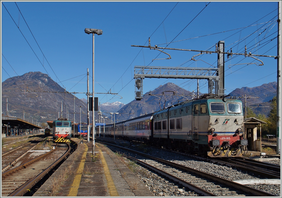 Die FS Trenialia E 656 040 verlässt mit einem Extrazug zur  EXPO Milano 2015  Domodossola. 

26. Okt. 2015 