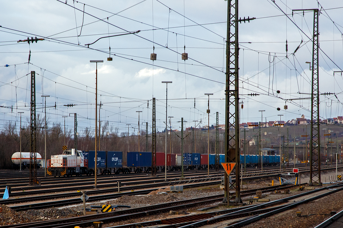 Die für die Sersa Group fahrende  LEA   275 008-1 (92 80 1275 008-1 D-DISPO) am 28.12.2017 mit einem Containerzug im Bahnhof Weil am Rhein.  

Die Vossloh G 1206 wurde 2007 von Vossloh in Kiel unter der Fabriknummer 5001676 gebaut.