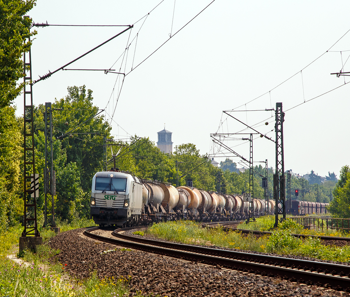 
Die f�r die SETG - Salzburger Eisenbahn Transportlogistik GmbH (Salzburg) fahrende 193 831-5 (91 80 6193 831-5 D-ELOC), eine Siemens Vectron AC der Europesold to Locomotive Leasing (Wien), f�hrt am 03.07.2015 mit einem Kesselwagenzug, zwischen Neuwied und Leutesdorf, auf der Rechten Rheinstrecke in Richtung Norden.