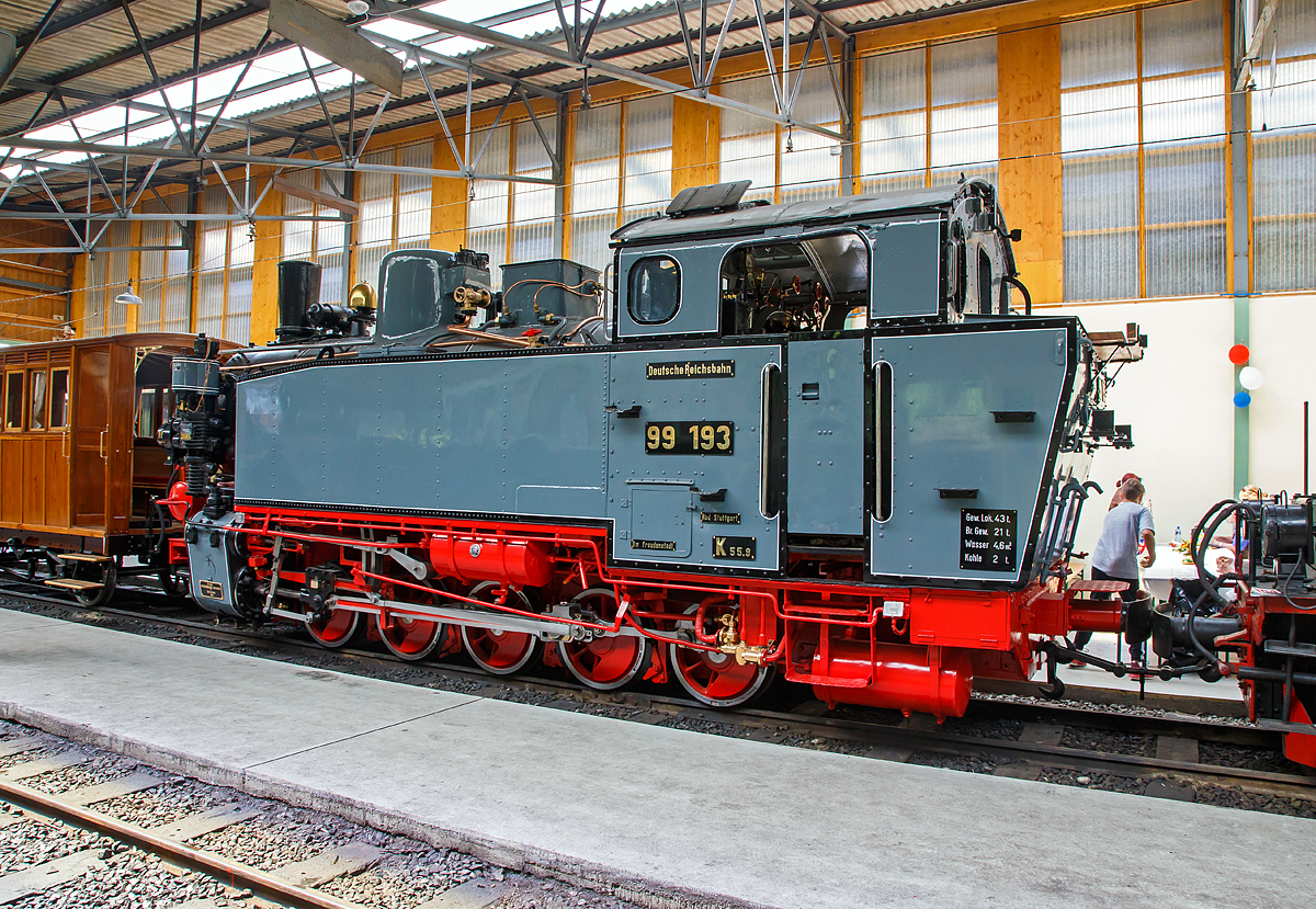 Die G 5/5 99 193 (ex DR 99 193, ex DB 99 193) der Museumsbahn Blonay–Chamby am 19.05.2018 im Depot in Chaulin.

Die Baureihe 99.19 bezeichnet eine fünfachsige meterspurige Lokomotivbaureihe (Gattung K 55.9) der Deutschen Reichsbahn. Die Konstruktion basierte im Wesentlichen auf der Baureihe 99.64–65/67–71 (Sächsische VI K) für 750 mm Schmalspur. Gebaut wurden die vier Lokomotiven, von der Maschinenfabrik Esslingen,  für die Schmalspurbahn Nagold–Altensteig.

Anfang der 1920er Jahre erhielt die Reichsbahndirektion Stuttgart fünf fabrikneue Lokomotiven der Baureihe 99.67–71, ein fast unveränderter Nachbau der Baureihe 99.64–65 (sächsische Gattung VI K), mit 750 mm Spurweite für die Bottwartalbahn. Da sich die Fahrzeuge gut bewährten, ließ man für die Schmalspurbahn Nagold–Altensteig 1927 von der Maschinenfabrik Esslingen vier Lokomotiven mit den Fabriknummern 4181 bis 4184 bauen, die weitgehend der Baureihe 99.64–65/67–71 glichen. Sie erhielten die Betriebsnummern 99 191 bis 194 und kosteten zusammen rund 275.000 Reichsmark. Im April 1927 wurde das erste Fahrzeug von der Deutschen Reichsbahn in Dienst gestellt.

1944 mussten zwei Maschinen abgegeben werden. Die 99 191 wurde Ende Mai 1944 zur Reichsbahndirektion Erfurt umstationiert, wo sie auf der Schmalspurbahn Eisfeld–Schönbrunn eingesetzt wurde. Die 99 194 gelangte im Kriegseinsatz höchstwahrscheinlich auf den Balkan.

Die 99 192 und 99 193 waren bei Kriegsende schadhaft abgestellt und wurden bis Ende 1945/Anfang 1946 wieder aufgearbeitet. Fortan übernahmen sie alleine den Zugdienst auf der Schmalspurbahn Nagold – Altensteig. Da Ende 1949 ein Teil des Personenverkehrs auf den Bus überging, wurde fortan täglich nur noch eine Maschine gebraucht.

Ab Sommer 1956 waren beide Loks nur noch als Reserve vorhanden, nachdem von der Walhallabahn Regensburg – Wörth die Diesellok V 29 952 nach Altensteig umgesetzt worden war. Die 99 192 wurde am 15. Mai 1959 ausgemustert und diente ab jetzt als Ersatzteilspender. Die 99 193 erhielt aufgrund des gestiegenen Straßenverkehrs auf der rechten Lokseite weiß-rote Warntafeln, da die Strecke mehrere Kilometer direkt neben der Straße verlief. Am 30. November 1967 wurde die 99 193 ausgemustert, eine Aufstellung als Denkmal in Altensteig scheiterte. Seit 1969 befindet sie sich bei der Museumsbahn Blonay–Chamby in der Schweiz.

Rahmen und Fahrwerk
Der genietete Blechinnenrahmen war 18 mm stark, innerhalb der Rahmenwangen befand sich ein Rahmenwasserkasten mit circa 0,66 m³ Fassungsvermögen.

Für die engen Bogenradien waren nach dem Gölsdorfprinzip der erste und fünfte Radsatz um 30 mm sowie der dritte um 20 mm seitenverschiebbar. Zusätzlich hatte die dritte Achse um zehn Millimeter geschwächte Spurkränze. Für eine bessere Führung waren die erste und letzte Achse mit Rückstellvorrichtungen ausgestattet.

Neben der obligatorischen Wurfhebelbremse als Handbremse stand die Westinghouse-Bremse zur Verfügung. Der dafür notwendige Luftbehälter wurde quer auf der vorderen Pufferbohle eingeordnet. Die 99 193 erhielt für ihren Museumsbahneinsatz zudem eine Saugluftbremse. Als Kupplung diente eine einfache Trichterkupplung mit Federung. Die 99 193 erhielt für den Betrieb bei der Museumsbahn Blonay–Chamby Mittelpuffer mit darunterliegender Schraubenkupplung nach französischen Normen.


TECHNISCHE DATEN:
Nummerierung: 	99 191–194
Anzahl:  4
Hersteller: 	Maschinenfabrik Esslingen
Baujahre: 	1927
Bauart: 	E h2t
Gattung: 	K 55.9
Spurweite: 	1.000 mm (Meterspur)
Länge über Puffer:  8.436 mm
Höhe:  3.550 mm
Breite: 2.450 mm
Achsabstand: 4 x 930 mm = 3.720 mm
Leergewicht: 	33,6 t
Dienstgewicht: 	43,5 t
Radsatzfahrmasse: 	8,7 t
Höchstgeschwindigkeit:  30 km/h
Anfahrzugkraft: 	76,15 kN
Treibraddurchmesser: 	800 mm
Zylinderanzahl: 	2
Zylinderdurchmesser: 	430 mm
Kolbenhub:  400 mm
Kessellänge:  3.235 mm
Kesselüberdruck: 14 bar
Anzahl der Heizrohre: 	79
Anzahl der Rauchrohre:  18
Wasservorrat: 	4,66 m³
Brennstoffvorrat:  2 t Kohle
