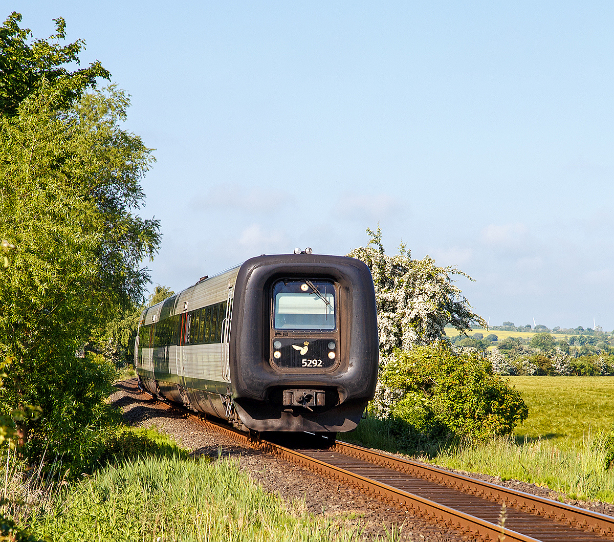 
Die Gumminase bzw. der DSB IC 3 – MFB 5292 / FF 5492 / MFA 5092 fährt am 12.06.2015 als EC 31 (Hamburg - Lübeck - Puttgarten - Rödby - Kopenhagen), hier auf der „Vogelfluglinie“ beim Bü 69,8 der Bahnstrecke Lübeck–Puttgarten (KBS 141) bei Großenbrode .
