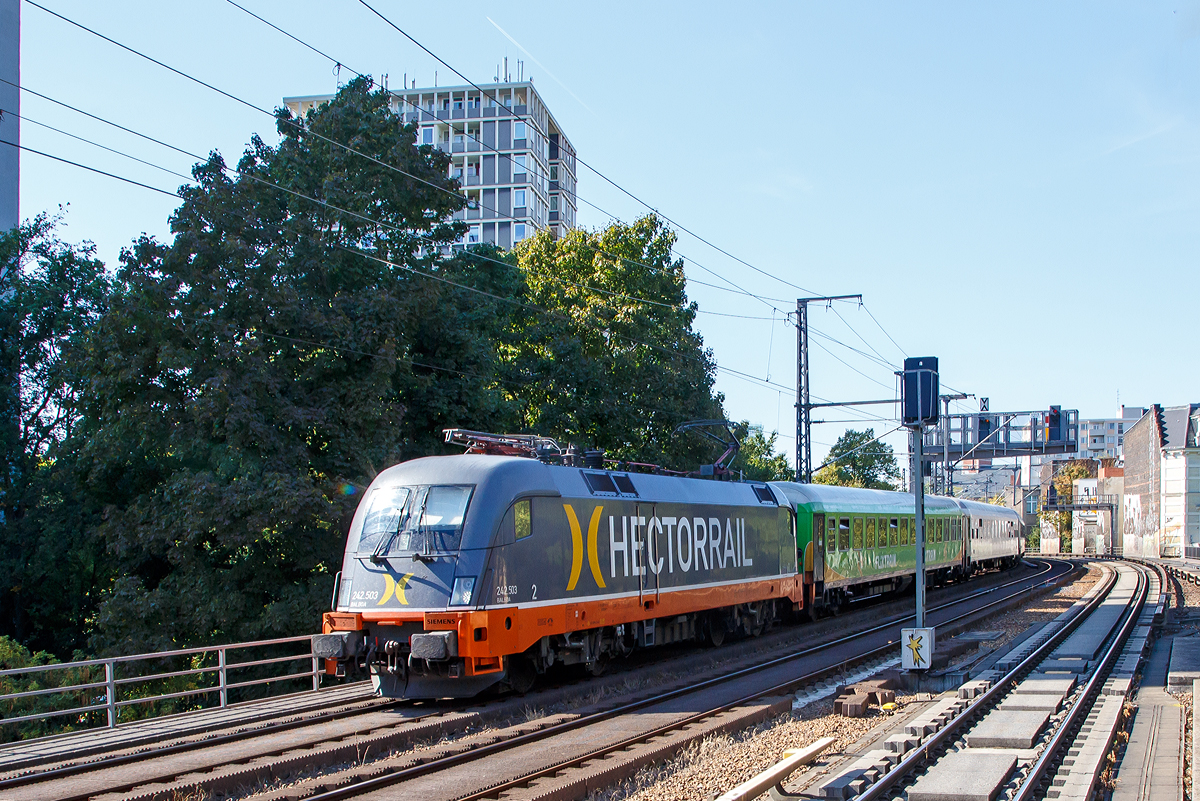 
Die Hector Rail 242 503  Balboa  (91 80 6182 503-3 D-HCTOR), ex Siemens Dispolok ES 64 U2-003 bzw. 182 503-3, f�hrt am 18.08.2018, mit dem Flixtrain Stuttgart - Frankfurt am Main . Hannover . Berlin, durch den Berliner S-Bahnhof Savignyplatz. 