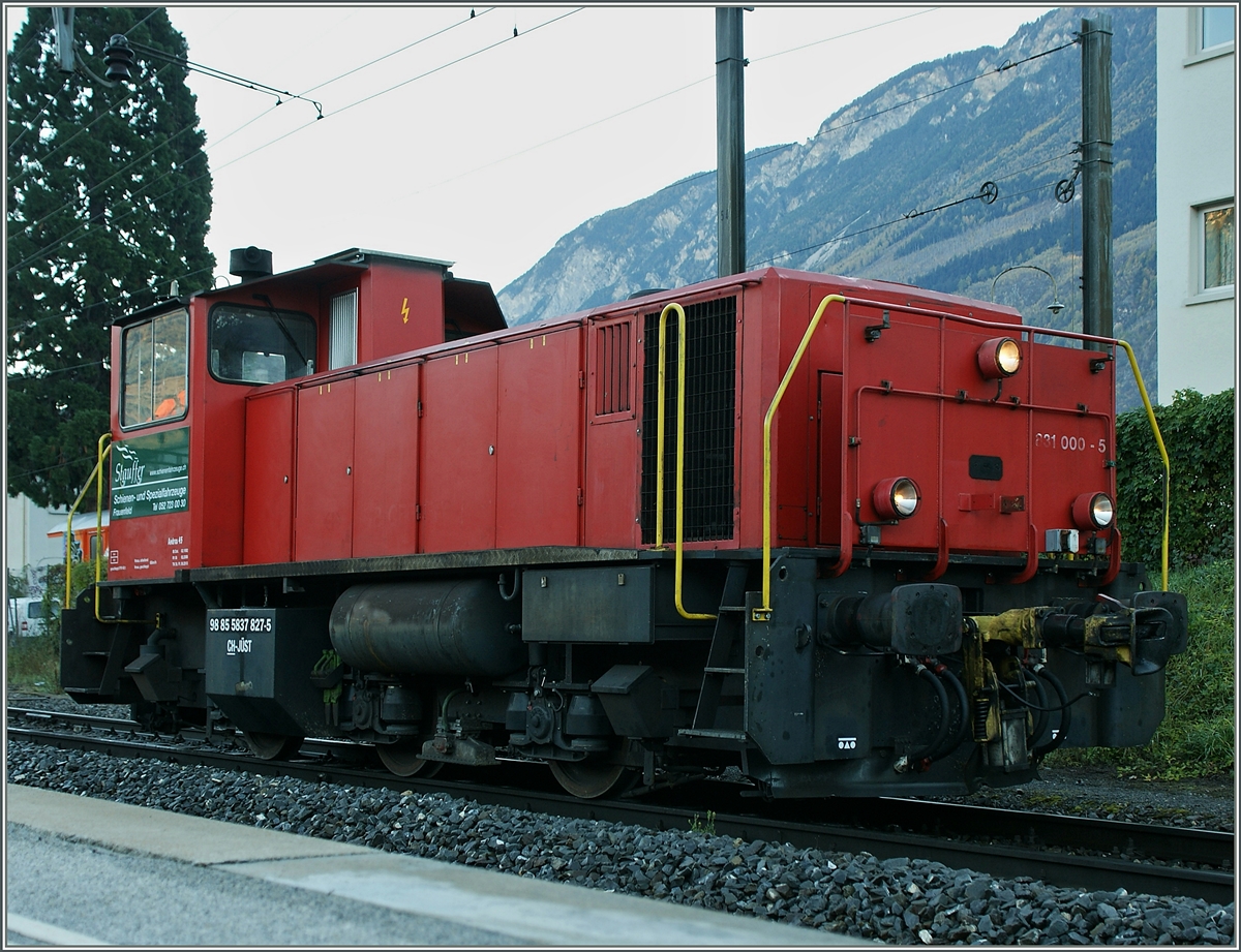 Die heutige Em 837 827-5 war fr�her, wie noch schwach an der Strinseite zu erkennen die 831 000-5. 
Sierre, den 7. Nov. 2013