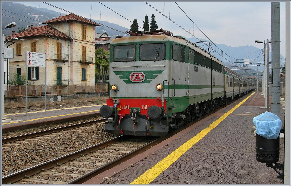 Die historisch hergerichtet  FS E 646 158 erreicht mit einem Regionalzug den Bahnhof von Stresa.
6. Feb. 2007