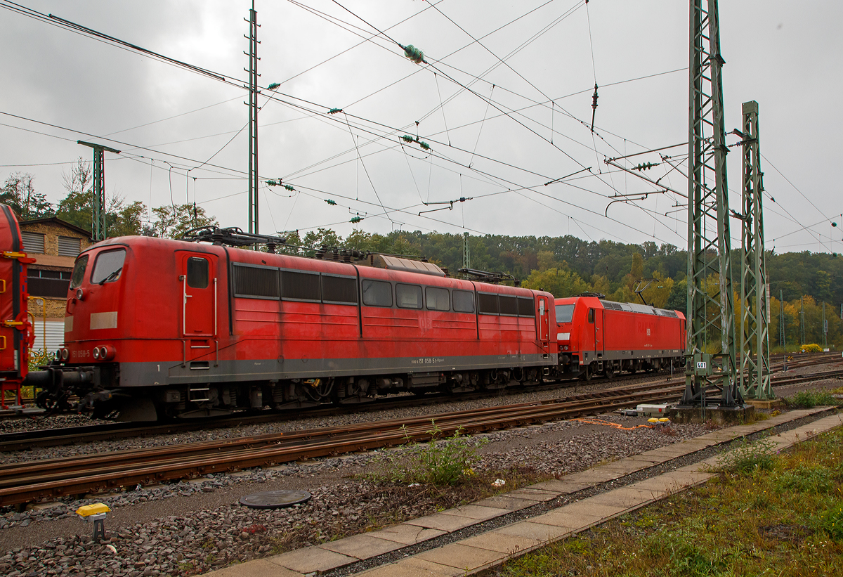Die kalten Railpool 151 058-5 (91 80 6151 058-5 D-Rpool) ist am Haken der 185 281-3 (91 80 6185 281-3 D-DB) der DB Cargo AG, die diese und einen Coilzug, am 14.10.2021 durch Betzdorf (Sieg) in Richtung Köln zieht.

Die 151 058-5 wurde 1974 von Henschel in Kassel unter der Fabriknummer 31801 gebaut.Bis 31.12.2016 gehörte sie zur DB Cargo AG. Zum 01.01.2017 wurden je 100 sechsachsige elektrische Altbau-Lokomotiven der Baureihen 151 und 155 an ein Konsortium aus dem Lokvermieter Railpool verkauft. Die DB Cargo mietet daraufhin 100 Loks von Railpool wieder an.

Die TRAXX F140 AC2 (BR 185.2) wurde 2007 bei Bombardier in Kassel unter der Fabriknummer 34144 gebaut.
