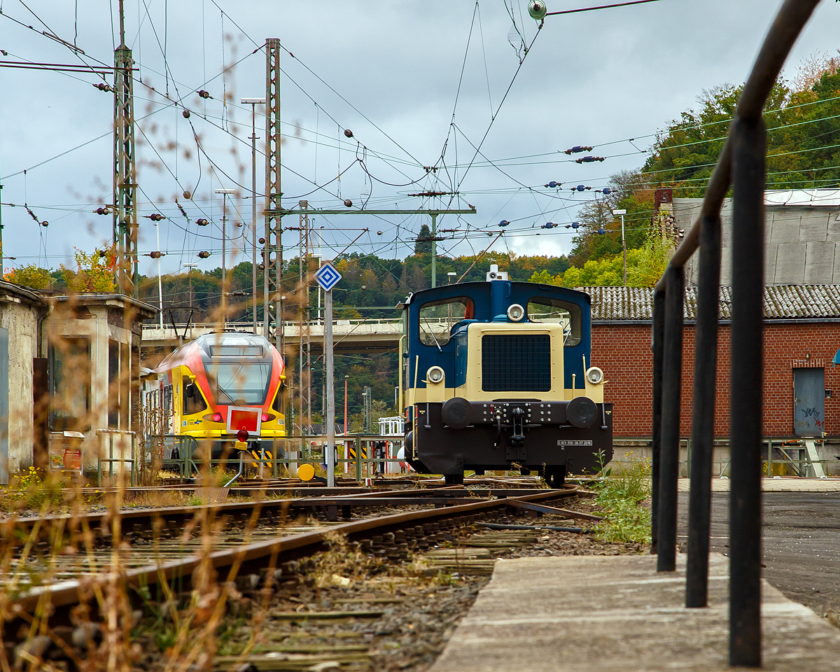 
Die Köf III mit Kette 332 090-0 (98 80 3332 090-0 D-RDB), ex  Mittelweserbahn GmbH - MWB V 249, ex DB 332 090-0, ex DB Köf 11 090, steht am 05.10.2020 beim Südwestfälischen Eisenbahnmuseum in Siegen. 

Die Köf der Leistungsgruppe III wurde 1963 bei O&K unter Fabriknummer  26328 gebaut. Die Ausmusterung bei der DB erfolgte 1999 und 2000 ging sie an die MWB - Mittelweserbahn GmbH wo sie als V 249 (98 80 3332 090-0 D-MWB) geführt wurde. 2010 ging sie an das SEM Siegen - Südwestfälisches Eisenbahnmuseum IG Historischer Lokschuppen Siegen e. V. in Siegen. Registriert ist sie von Rail-Design Bäcker unter 98 80 3332 090-0 D-RDB.