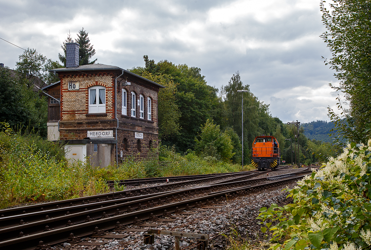 Die KSW 44 (92 80 1271 004-4 D-KSW) die MaK G 1000 BB der KSW (Kreisbahn Siegen-Wittgenstein) fährt am 24.09.2021 vom KSW Rangierbahnhof Herdorf (Freien Grunder Eisenbahn KSW NE447 / DB-Nr. 9275) auf Gleis 4 vom Bahnhof Herdorf. Dort wird sie noch auf die KSW 43 (G 2000) warten, bevor sie die Fahrt als Lz gemeinsam Richtung Betzdorf fortsetzen.

Links das Wärterstellwerk Herdorf Ost (Ho).
