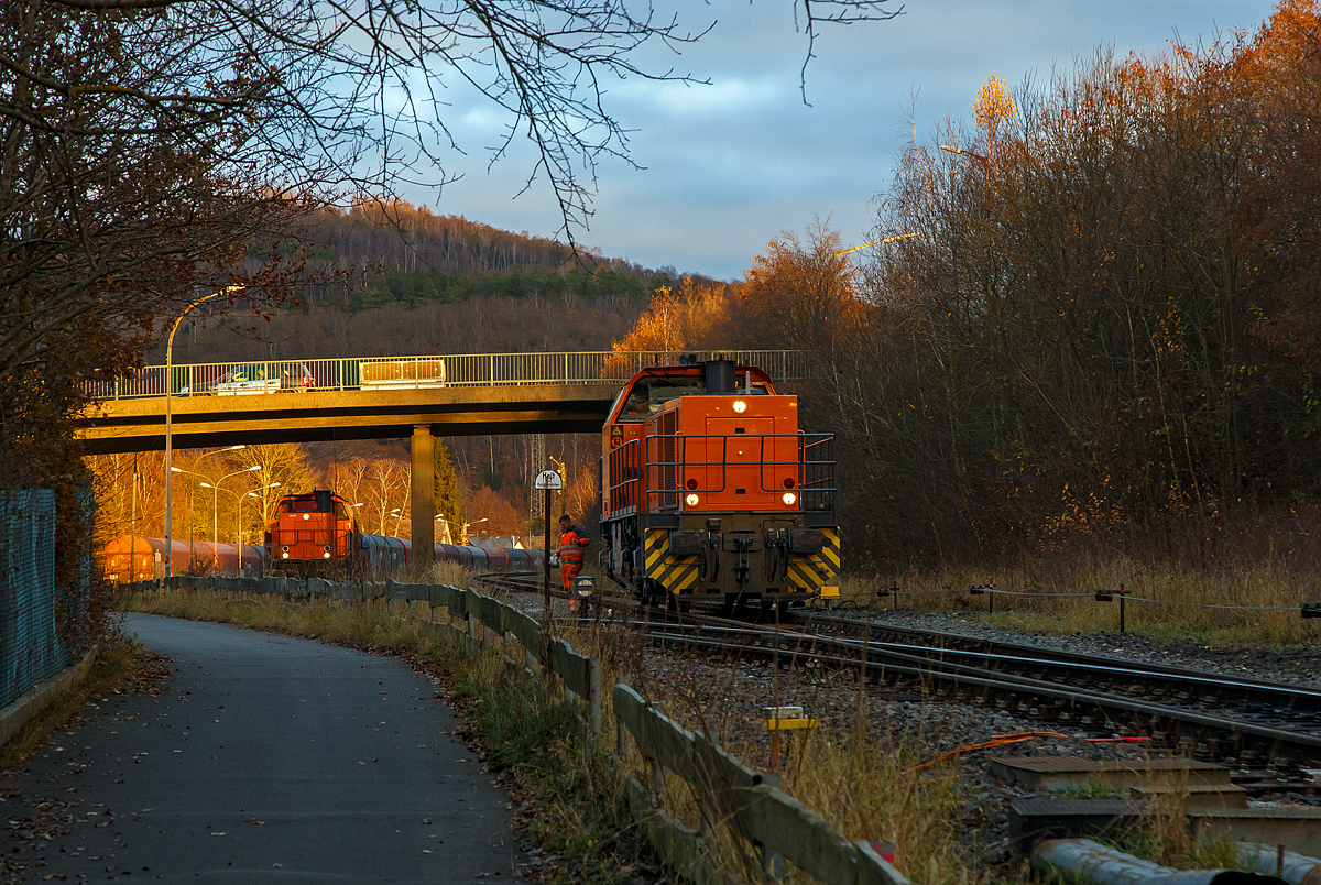 Die KSW 44 (92 80 1271 004-4 D-KSW) die MaK G 1000 BB der KSW (Kreisbahn Siegen-Wittgenstein) erreicht, am spätem Nachmittag des 24.11.2021, von Burbach über Hellertalbahn kommend, Herdorf. Die Lok bremst ab, der Rangierbegleiter springt schon ab um die Hand-Weiche am KSW Rangierbahnhof Herdorf (Freien Grunder Eisenbahn KSW NE447 / DB-Nr. 9275) umzulegen. Dann muss die Lok noch etwas vorziehen, damit der Weichenwärter am Stellwerk Herdorf Ost die Weiche zum KSW Rbf stellen kann. Danach fährt die Lok auf die Freien Grunder Eisenbahn KSW NE447 / DB-Nr. 9275, wo es später in Richtung Neunkirchen-Salchendorf geht.

Hinten am Rbf steht die KSW 42 (92 80 1277 902-3 D-KSW), eine Vossloh MaK G 1700 BB, mit einem Übergabe-Güterzug (von Herdorf zum Rbf Kreuztal), zur Abfahrt bereit. Sie muss aber noch warten bis die RB 96 „Hellertalbahn“ durch ist und dann den Bf Betzdorf/Sieg erreicht hat.