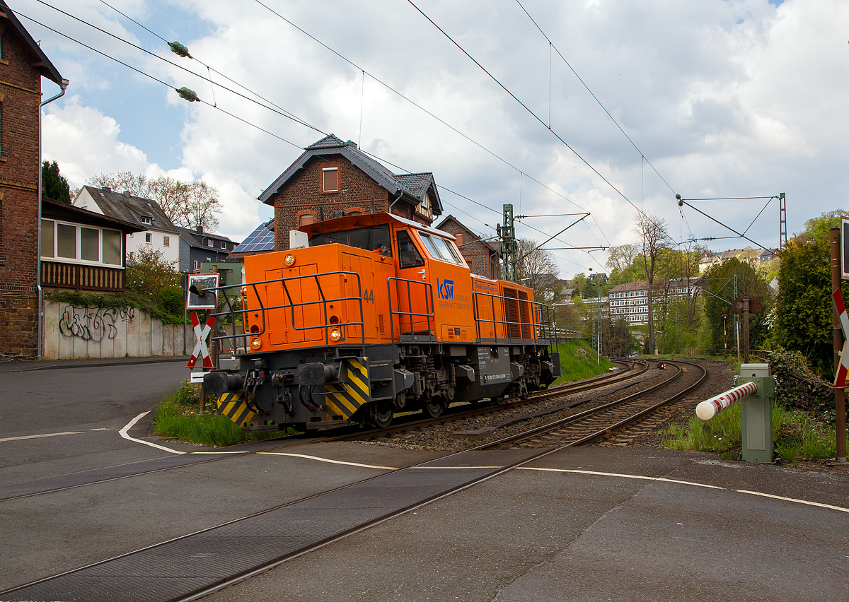 Die KSW 44 (92 80 1271 004-4 D-KSW) der KSW (Kreisbahn Siegen-Wittgenstein), die MaK G 1000 BB, fährt auf Tfzf (Triebfahrzeugfahrt) am 27.04.2022 durch Kirchen (Sieg) in Richtung Betzdorf, von wo es dann nach Herdorf geht.

Die Lok 44 wurde 2003 unter der Fabriknummer 1001462 bei Vossloh gebaut und am 05.01.2004 an die SK - Siegener Kreisbahn GmbH geliefert, welche ab Ende 2004 nun als Kreisbahn Siegen-Wittgenstein (KSW) firmiert.