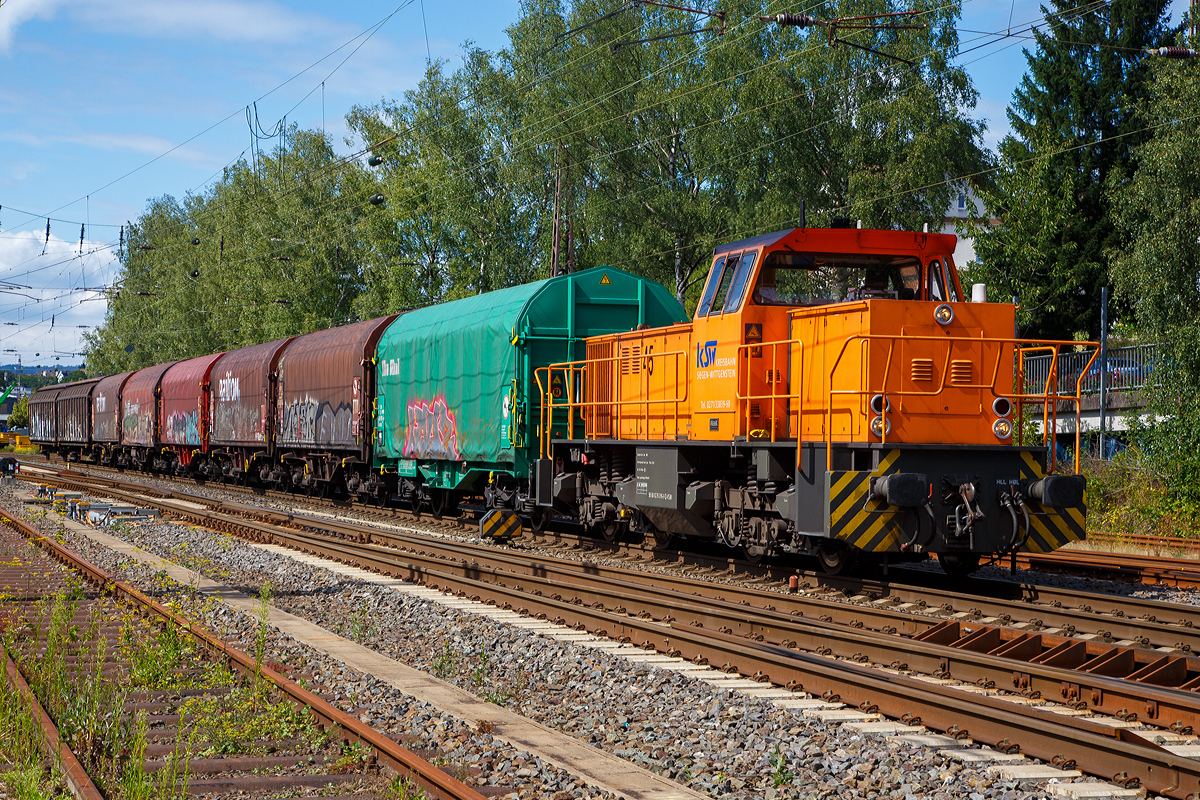 
Die KSW 45 (98 80 0276 016-9 D-KSW) eine MaK G 1204 BB der Kreisbahn Siegen-Wittgenstein (KSW) fährt am 24.07.2020 mit einem gem. Güterzug durch Kreuztal in Richtung Siegen.