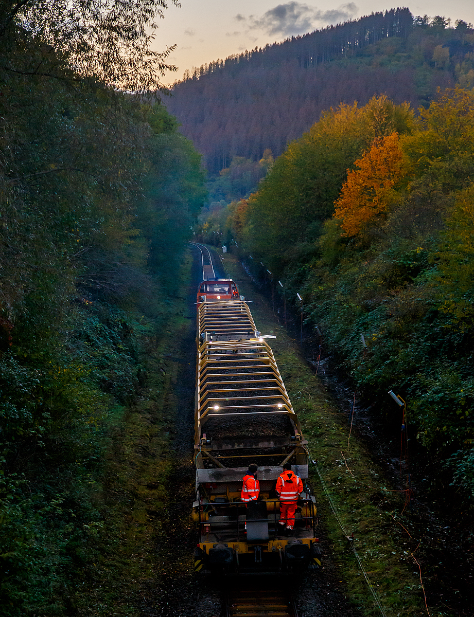 
Die KSW 45 (98 80 0276 016-9 D-KSW) eine MaK G 1204 BB der Kreisbahn Siegen-Wittgenstein fährt am 21.10.2020 in Neunkirchen- Struthütten, die zwei vordersten Materialförder- und Siloeinheiten MFS 100, die von der Plasser & Theurer Gleisschotter-Bettungsreinigungsmaschine RM 95-800 W der MGW mit Altschotter gefüllten wurden, nun in Richtung Herdorf ab.