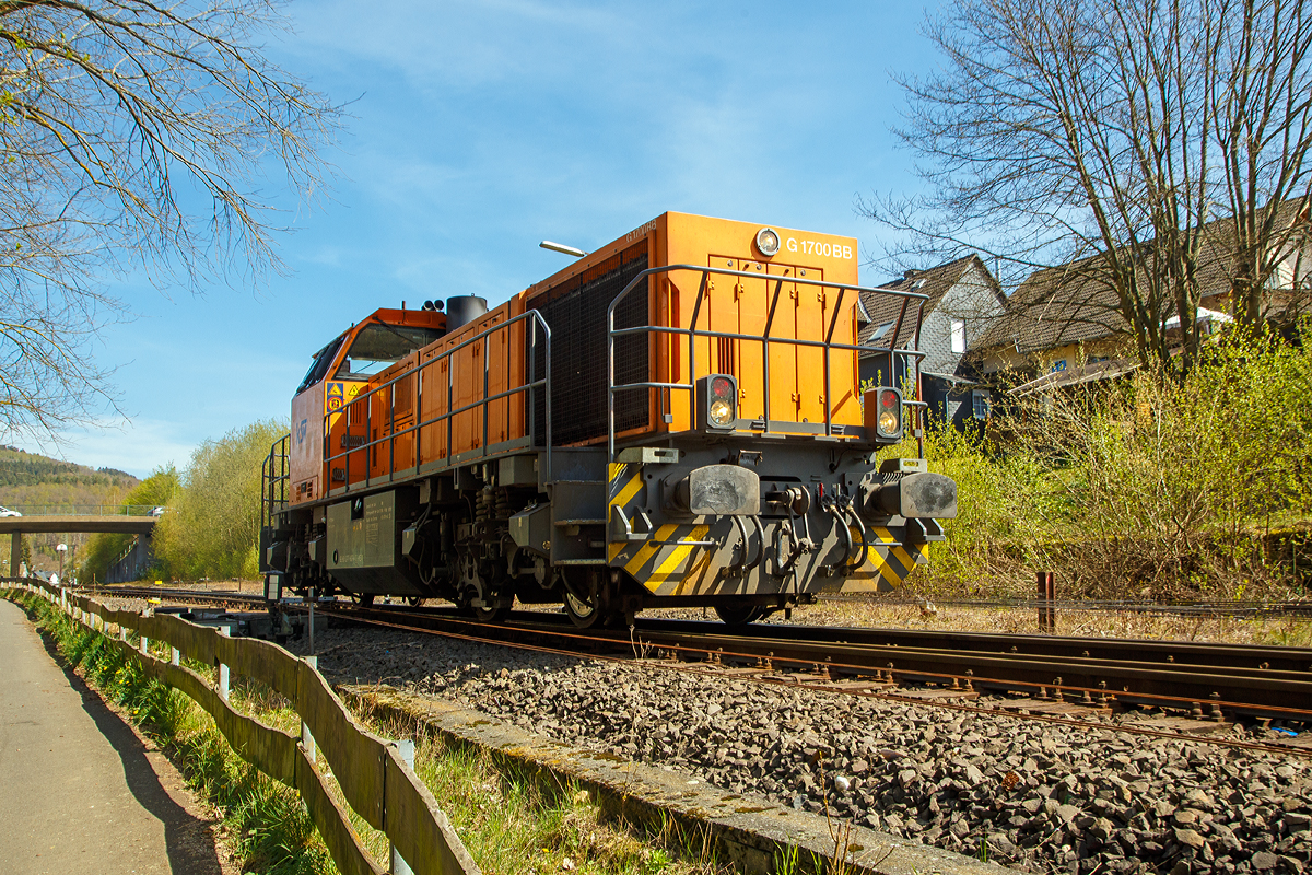 
Die KSW 46 (92 80 1277 807-4 D-KSW) der Kreisbahn Siegen-Wittgenstein, eine Vossloh G 1700-2 BB, am 06.09.2019 beim Rangieren in Herdorf.