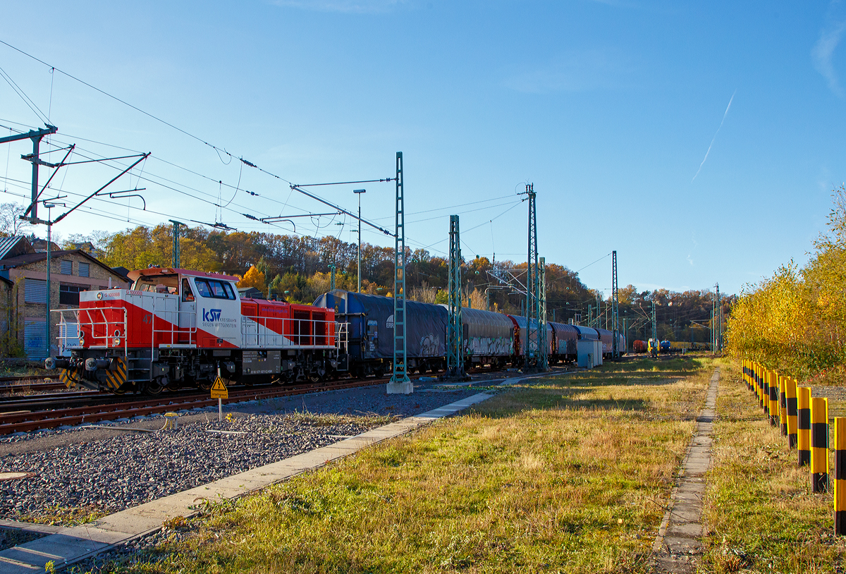 Die KSW 47 (92 80 1271 027-5 D-KSW), ex D 2 der HFM, eine Vossloh G 1000 BB der KSW (Kreisbahn Siegen-Wittgenstein), fährt am 09.11.2021 nun mit einem Coilzug vom Rbf Betzdorf (Sieg) nach Herdorf los.

Die Lok wurde 2008 unter der Fabriknummer 5001673 bei Vossloh in Kiel gebaut, 2009 ging sie zur kundenspezifische Anpassung zum Service-Zentrum Moers und erst am 16.07.2010 erfolgte die Auslieferung an HFM Managementgesellschaft für Hafen und Markt mbH in Frankfurt (Main)  D 2  (92 80 1271 027-5 D-HFM). Am 31.10.2016 ging sie dann an die Kreisbahn Siegen-Wittgenstein (KSW).