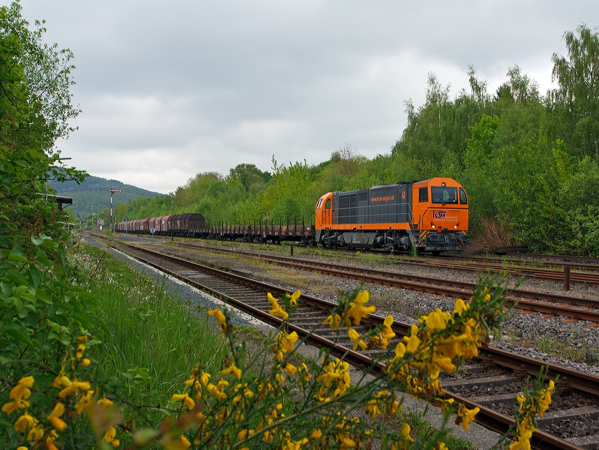 
Die Lok 43 (92 80 1273 018-2 D-KSW)  der KSW (Kreisbahn Siegen-Wittgenstein) eine MaK G 2000 BB hat mit ihrem langen Übergabezug am 02.05.2014 auf Gleis 4 im Bahnhof Herdorf noch Hp 0, bevor sie ihn via Betzdorf/Sieg und Siegen nach Kreuztal bringen kann.