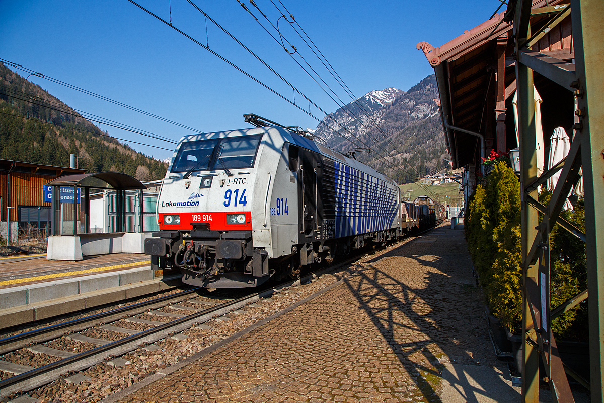 Die Lokomotion 189 914-5 (91 80 6189 914-5 D-LM), ex Siemens Dispolok ES 64 F4-014, fährt am 26.03.2022 mit einem gemischten Güterzug vom Brenner/Brennero kommend durch den Bahnhof Gossensaß/Colle Isarco in Richtung Verona.

Die Siemens EuroSprinter (Siemens ES64F4) wurde 2005 von Siemens in München unter der Fabriknummer 20988 gebaut. Sie hat die Zulassungen Deutschland, Österreich und Italien.

Die Lokomotion Gesellschaft für Schienentraktion mbH (Lokomotion Rail) ist ein privates Eisenbahnverkehrsunternehmen mit Sitz in München. Das im Jahr 2000 gegründete Unternehmen übernimmt internationale Verkehrsleistungen von und nach Deutschland, Österreich und Italien. Die zwei großen Drehkreuze des Unternehmens befinden sich in München und Verona. An der Lokomotion GmbH sind die DB Cargo AG mit 30%, Brenner Schienentransport AG mit 20%, Kombiverkehr GmbH & Co. KG mit 20% und die Rail Traction Company SpA mit 30% beteiligt.