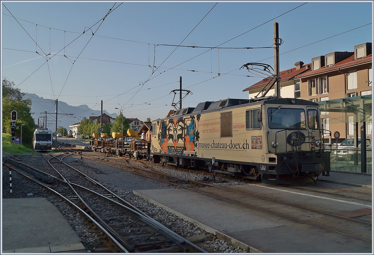 Die MOB GDe 4/4 6001 wartet mit einem Güterzug (Dienstzug) in Bloany auf die Abfahrt Richtung Chamby. 

7. Juni 2019