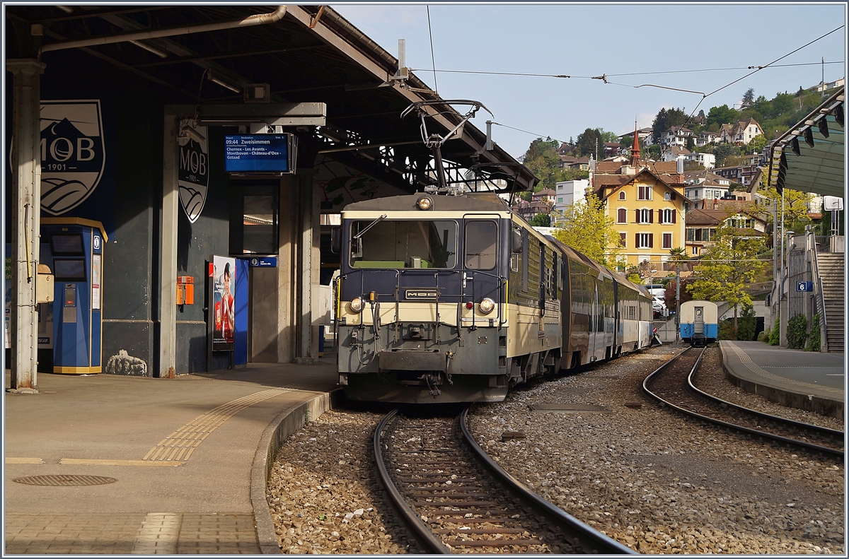 Die MOB GDe 4/4 6004  Interlaken  wartet mit dem MOB Golden Pass Panoramic Express PE 2118 in Montreux auf die Abfahrt nach Zweisimmen. 18. April 2020
