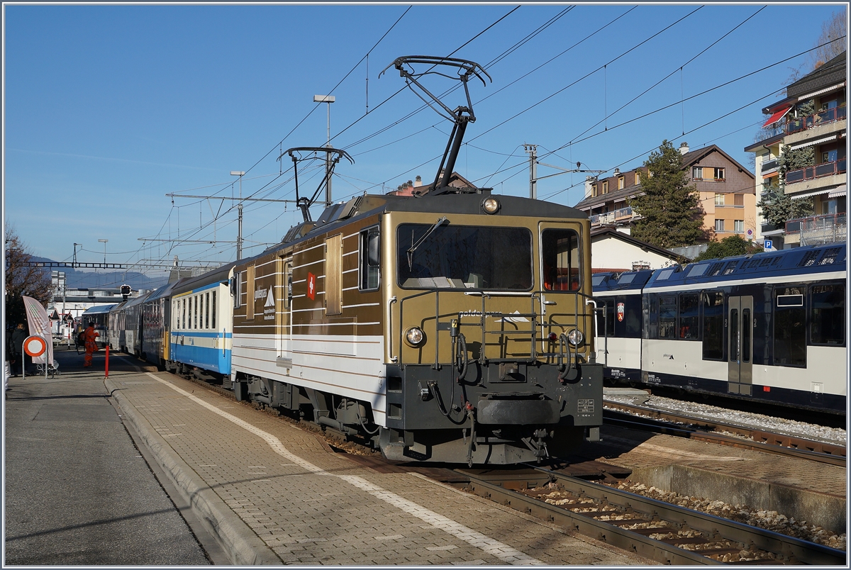 Die MOB GDe 4/4 6005 mit eine Panoramic Expres von Montreux nach Zweimmen bei Halt in Chernex. 
8. Dez. 2016
