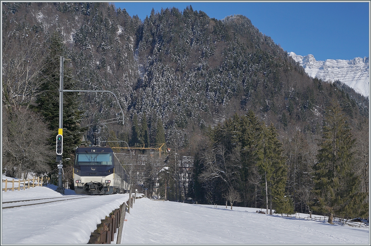 Die MOB Ge 4/4 8002 schiebt kurz vor Les Avants ihren Panoramic Express in Richtung Zweisimmen. 

11. Jan. 2022