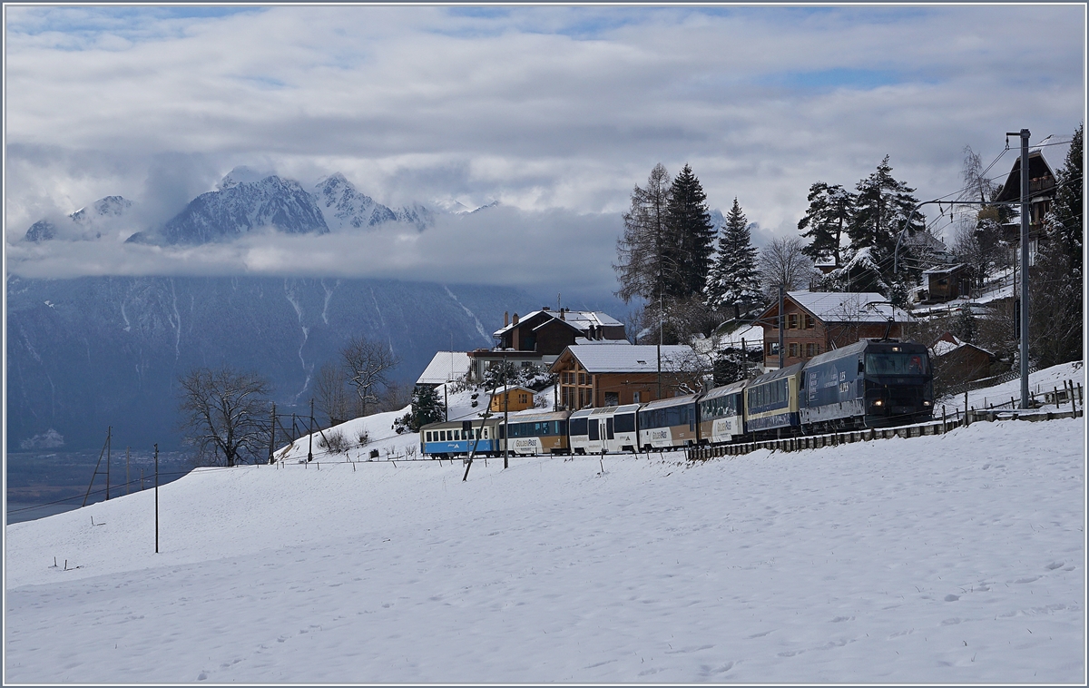 Die MOB Ge 4/4 8003 mit einen Panorama-Express kurz vor Les Avants.
3. Feb. 2018
