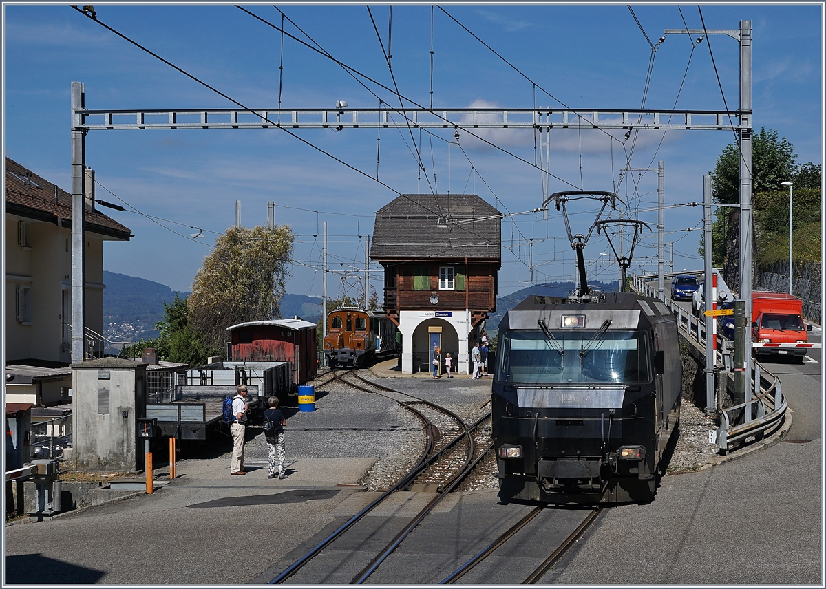 Die MOB Ge 4/4 8003 auf dem Weg nach Montreux beim Halt in Chamby und im Hintergrund die RhB Ge 2/2 161 bei der Blonay-Chamby Bahn.
Heute sind beide Loks bei der Rhb, da die Ge 4/4 8003 bei der MOB überzählig war. 

8. Sept. 2018  