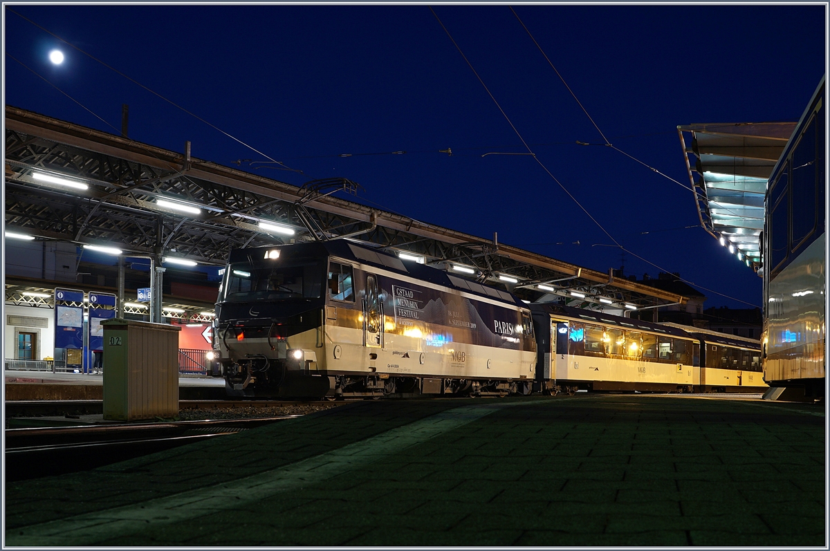 Die MOB Ge 4/4 8004 wartet mit dem IR 2112 in Montreux auf die baldige Abfahrt (7:44) nach Zweisimmen. 

12. Jan. 2020