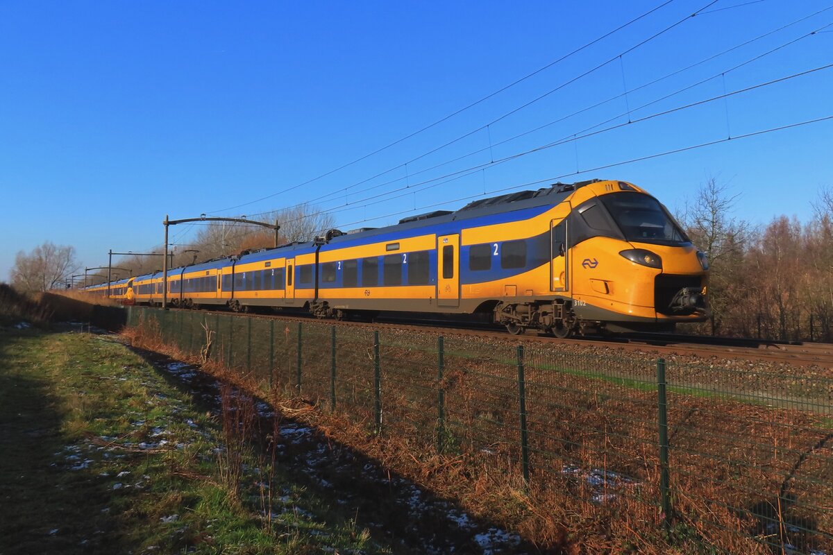 Die neue Generation der IC-Z�ge bei NS Reizigers -alles anders als unumstritten: ICNG 3102 passiiert am 10 Januar 2025 Tilburg-Reeshof. Manchmal bleiben diese Triebz�ge irgendwo liegen wegen technische Pannen.