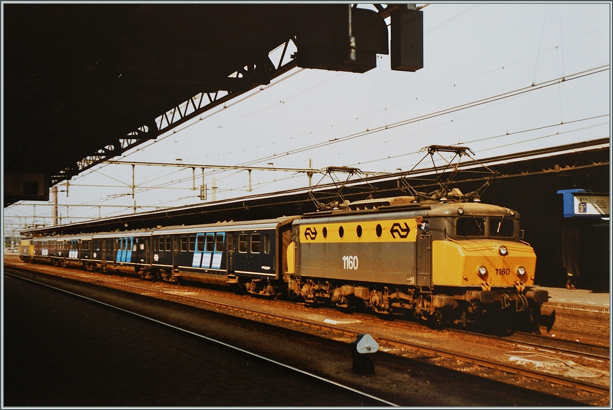 Die NS 1160 mit einem Schnellzug nach Zwolle in Roosendaal.
27. Juni 1984